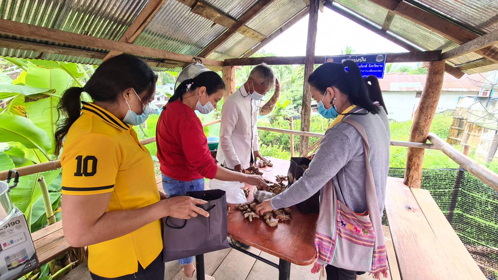 พัฒนาชุมชนอำเภอเฉลิมพระเกียรติ ขับเคลื่อน “ทุกครัวเรือน คือ คลังอาหาร ทุกหมู่บ้าน คือ ศูนย์แบ่งปัน”