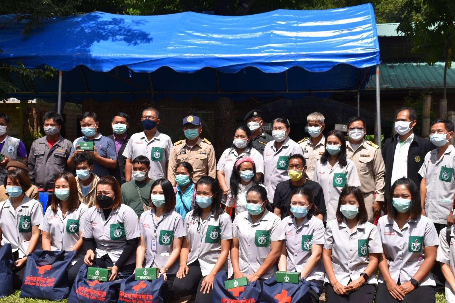 @ที่นี่เมืองน่าน@ น่าน ร่วมจัดกิจกรรมหน่วยแพทย์ (พอ.สว.) และให้บริการฉีดวัคซีนพระราชทานซิโนฟาร์ม และออกหน่วยแพทย์ พอสว. ให้บริการประชาชน อำเภอเฉลิมพระเกียรติ