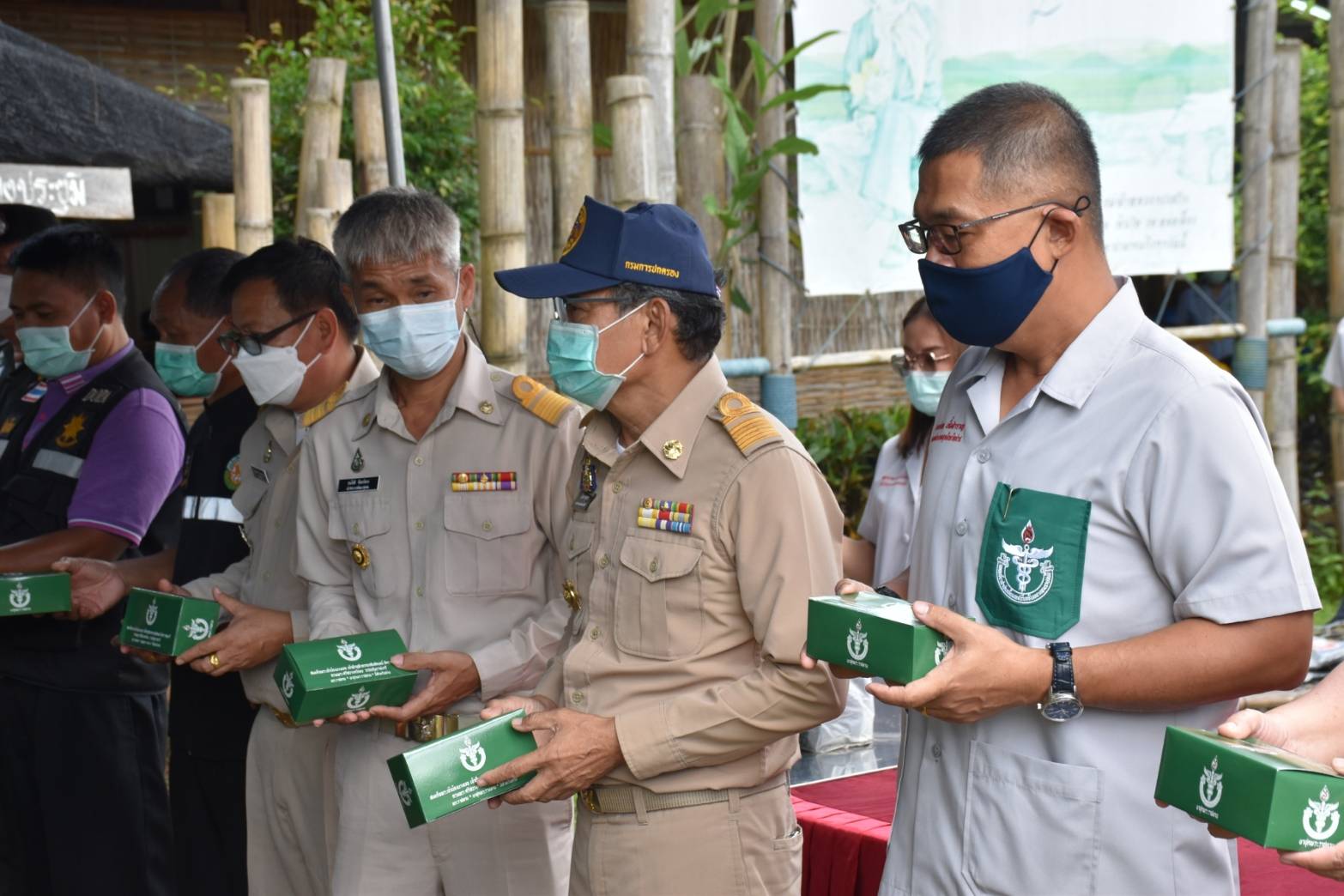 @ที่นี่เมืองน่าน@ น่าน ร่วมจัดกิจกรรมหน่วยแพทย์ (พอ.สว.) และให้บริการฉีดวัคซีนพระราชทานซิโนฟาร์ม และออกหน่วยแพทย์ พอสว. ให้บริการประชาชน อำเภอเฉลิมพระเกียรติ