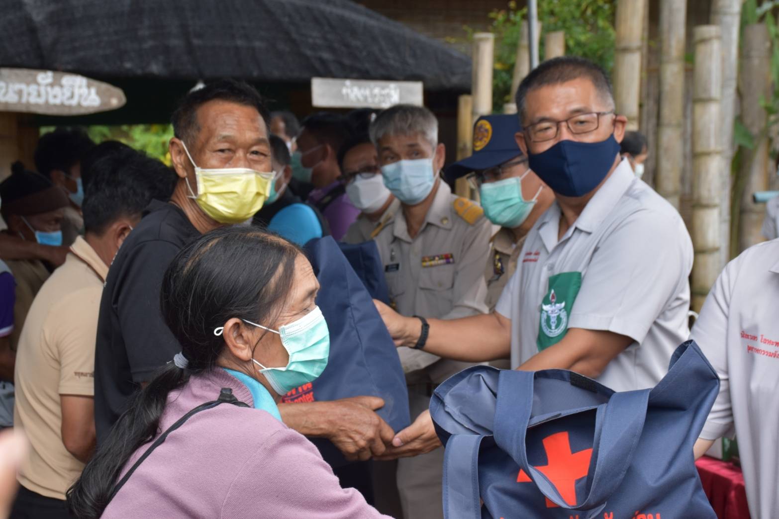 @ที่นี่เมืองน่าน@ น่าน ร่วมจัดกิจกรรมหน่วยแพทย์ (พอ.สว.) และให้บริการฉีดวัคซีนพระราชทานซิโนฟาร์ม และออกหน่วยแพทย์ พอสว. ให้บริการประชาชน อำเภอเฉลิมพระเกียรติ