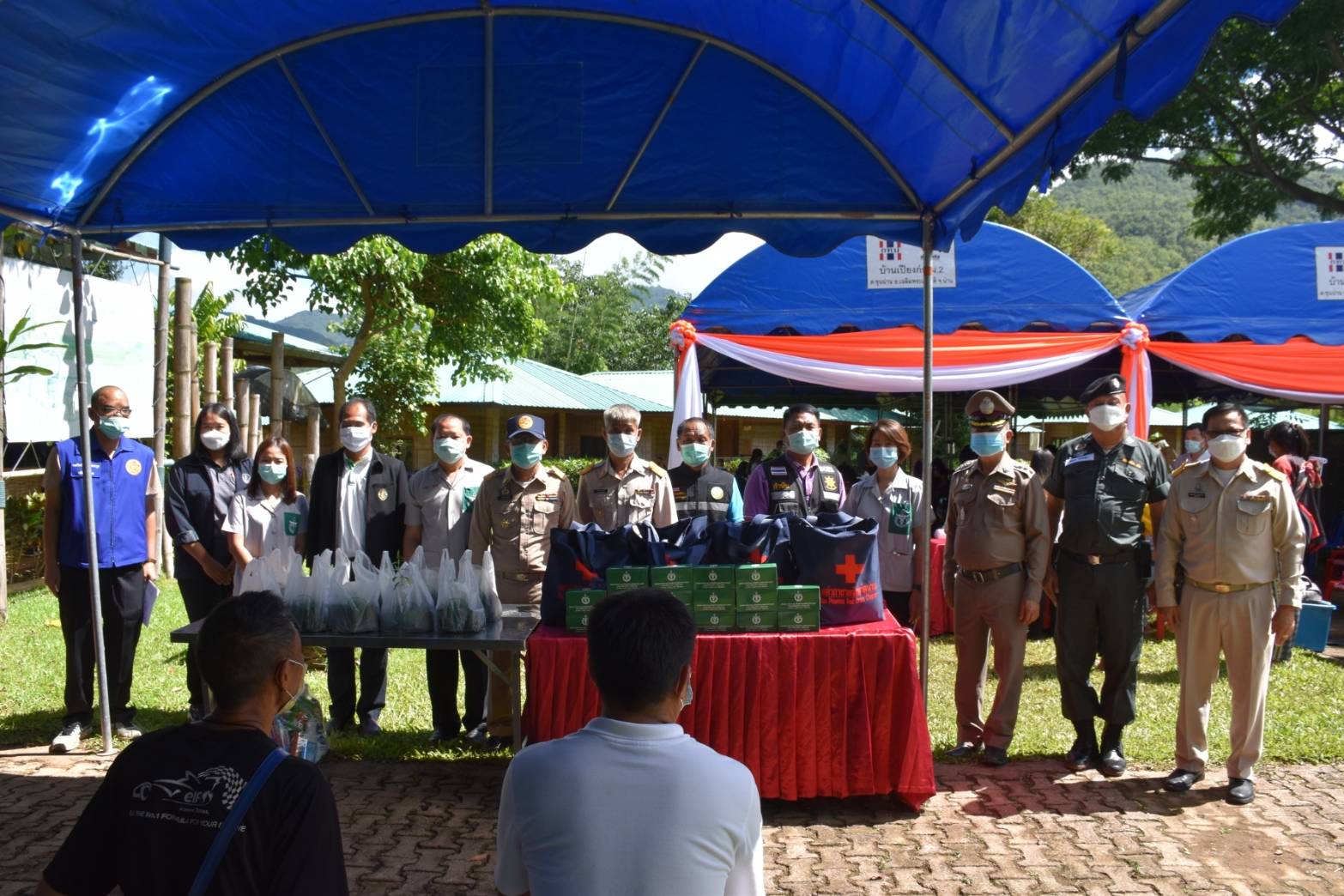 @ที่นี่เมืองน่าน@ น่าน ร่วมจัดกิจกรรมหน่วยแพทย์ (พอ.สว.) และให้บริการฉีดวัคซีนพระราชทานซิโนฟาร์ม และออกหน่วยแพทย์ พอสว. ให้บริการประชาชน อำเภอเฉลิมพระเกียรติ