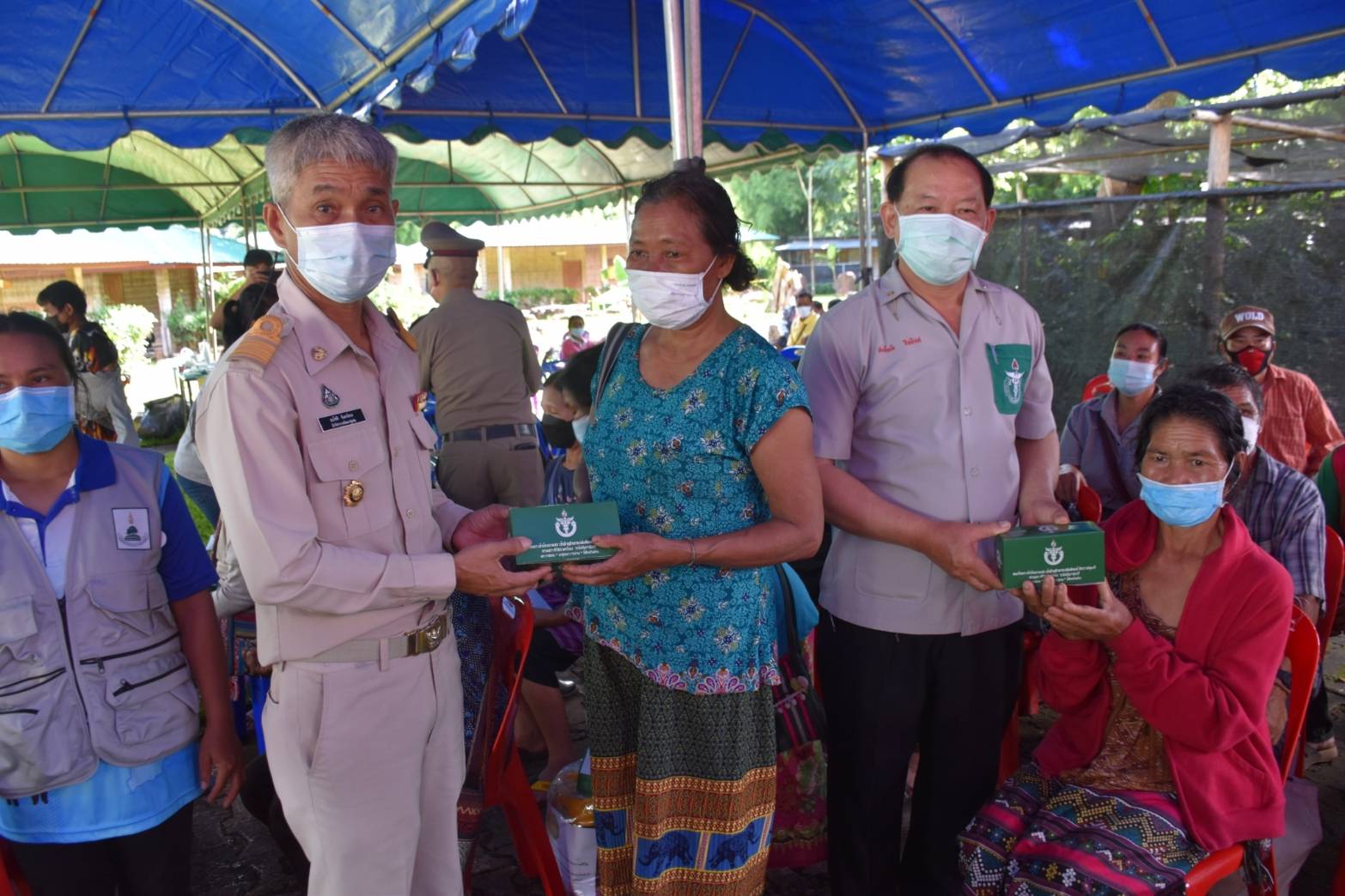 @ที่นี่เมืองน่าน@ น่าน ร่วมจัดกิจกรรมหน่วยแพทย์ (พอ.สว.) และให้บริการฉีดวัคซีนพระราชทานซิโนฟาร์ม และออกหน่วยแพทย์ พอสว. ให้บริการประชาชน อำเภอเฉลิมพระเกียรติ