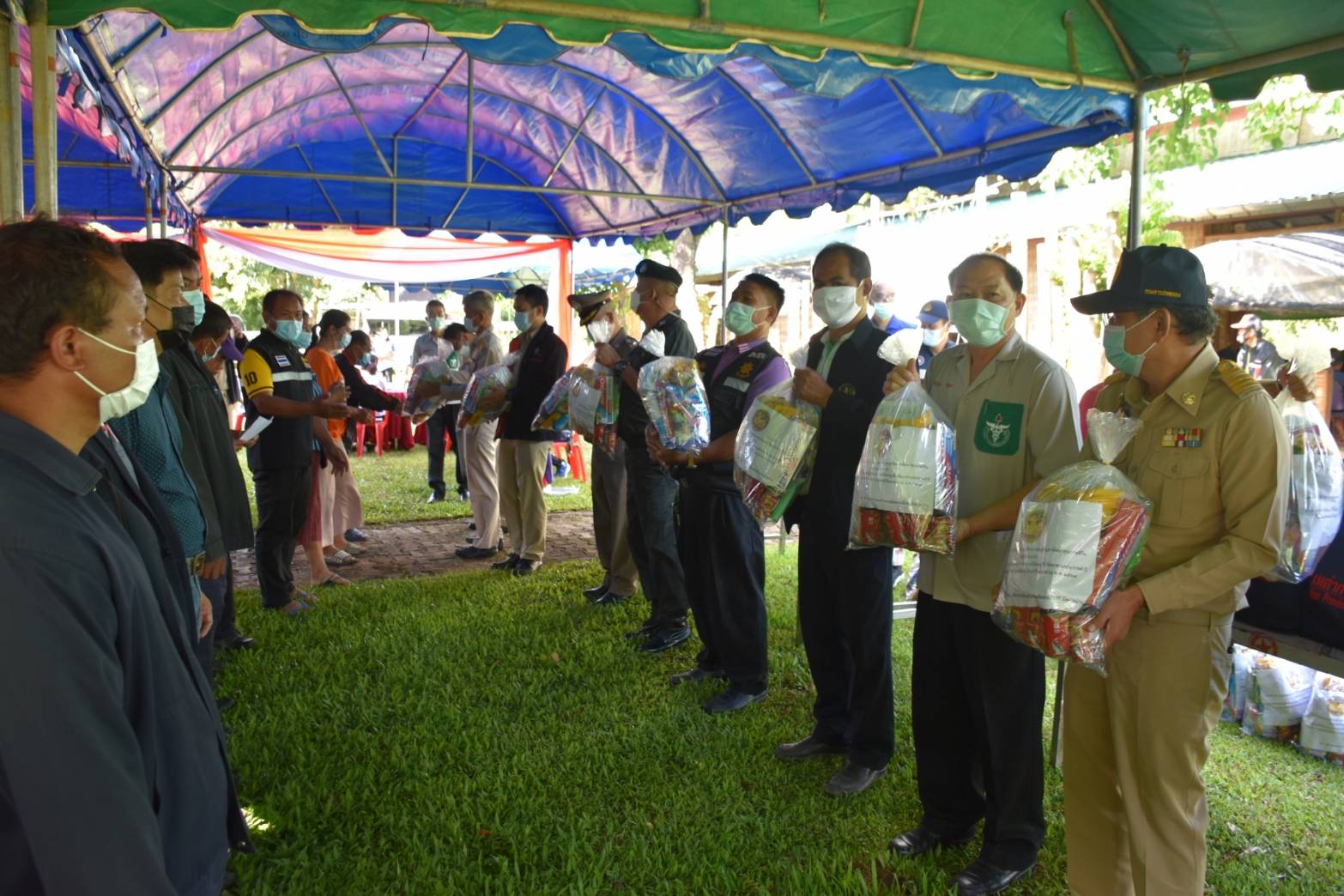 @ที่นี่เมืองน่าน@ น่าน ร่วมจัดกิจกรรมหน่วยแพทย์ (พอ.สว.) และให้บริการฉีดวัคซีนพระราชทานซิโนฟาร์ม และออกหน่วยแพทย์ พอสว. ให้บริการประชาชน อำเภอเฉลิมพระเกียรติ