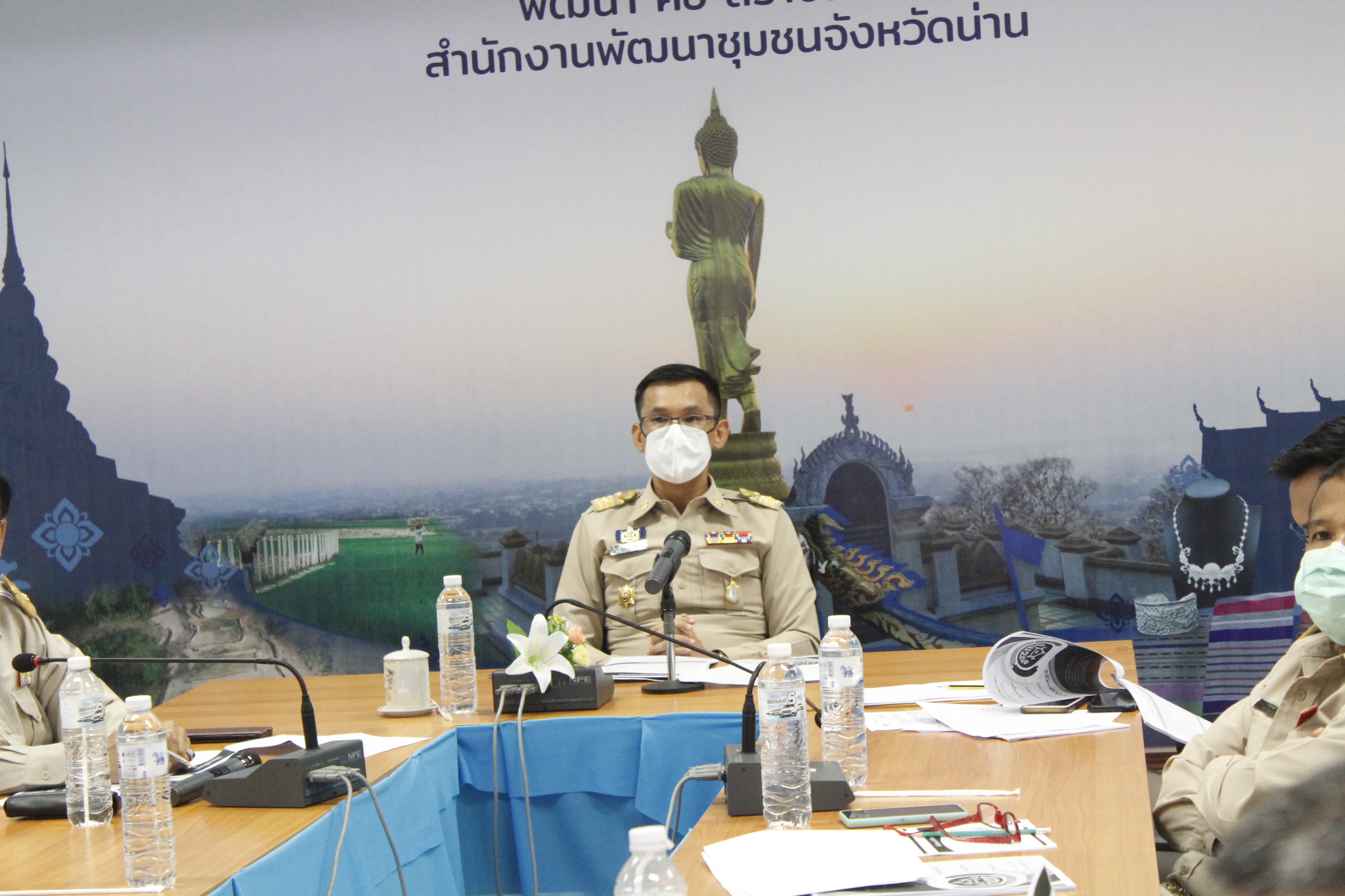 พช.น่าน ร่วมประชุมคณะกรรมการ คณะทำงาน เจ้าหน้าที่ ดำเนินการประเมิณความรู้ความสามารถทางวิชาการ (สอบข้อเขียน) ในการคัดเลือกบุคคลเข้ารับการประเมินผลงานเพื่อเลื่อนขึ้นแต่งตั้งให้ดำรงตำแหน่งสำหรับผู้ปฏิบัติงานที่มีประสบการณ์ ประเภทวิชาการ ชำนาญการพิเศษ ตำแหน่งผู้อำนวยกายกลุ่มงานประสานและสนับสนุนการบริหารพัฒนาชุมชน (นักวิชาการพัฒนาชุมชนชำนาญการพิเศษ) กรมการพัฒนาชุมชน ประจำปีงบประมาณ พ.ศ.2564  ผ่านระบบ Zoom Cloud Meeting