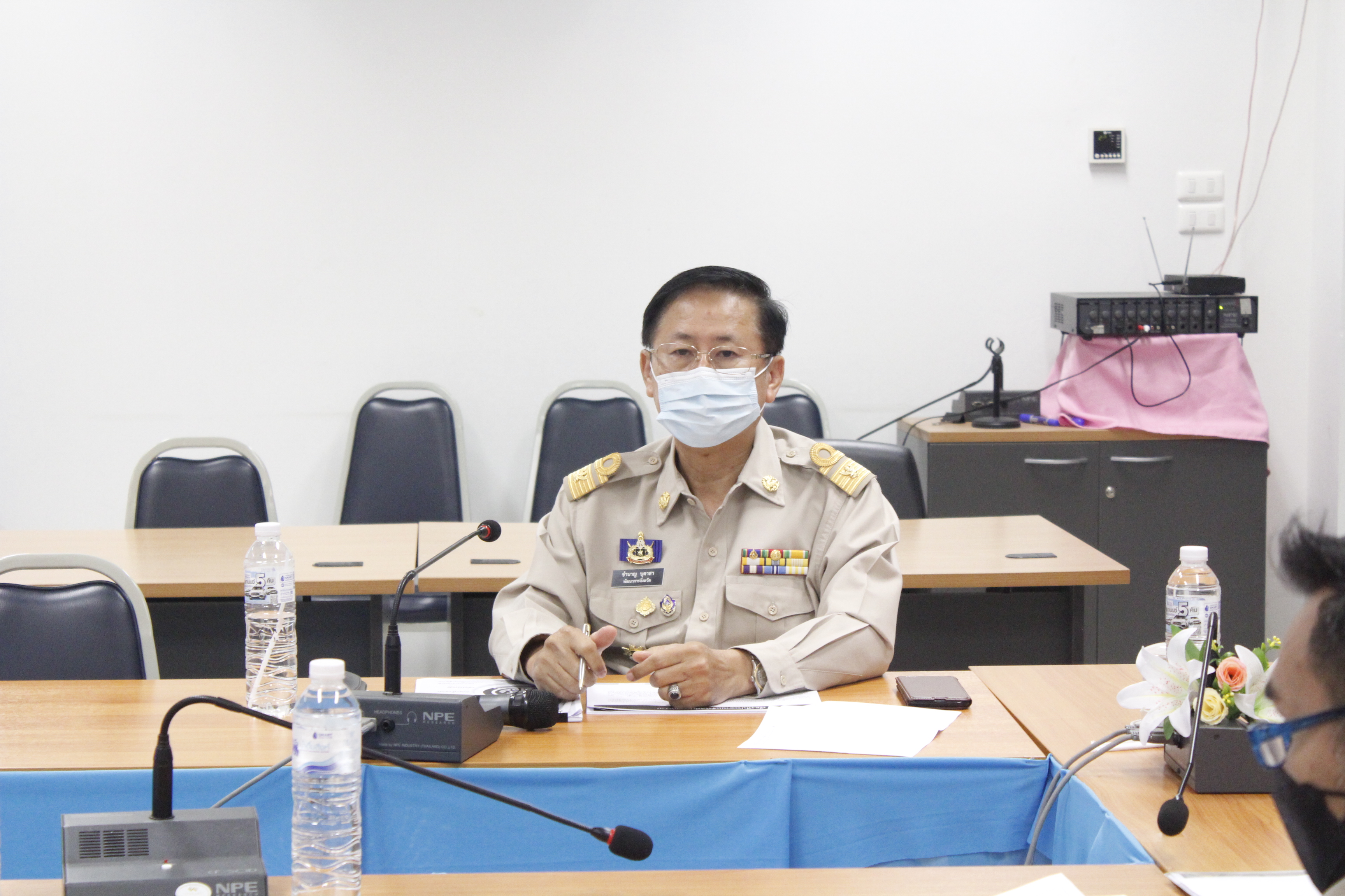 พช.น่าน ร่วมประชุมคณะกรรมการ คณะทำงาน เจ้าหน้าที่ ดำเนินการประเมิณความรู้ความสามารถทางวิชาการ (สอบข้อเขียน) ในการคัดเลือกบุคคลเข้ารับการประเมินผลงานเพื่อเลื่อนขึ้นแต่งตั้งให้ดำรงตำแหน่งสำหรับผู้ปฏิบัติงานที่มีประสบการณ์ ประเภทวิชาการ ชำนาญการพิเศษ ตำแหน่งผู้อำนวยกายกลุ่มงานประสานและสนับสนุนการบริหารพัฒนาชุมชน (นักวิชาการพัฒนาชุมชนชำนาญการพิเศษ) กรมการพัฒนาชุมชน ประจำปีงบประมาณ พ.ศ.2564  ผ่านระบบ Zoom Cloud Meeting