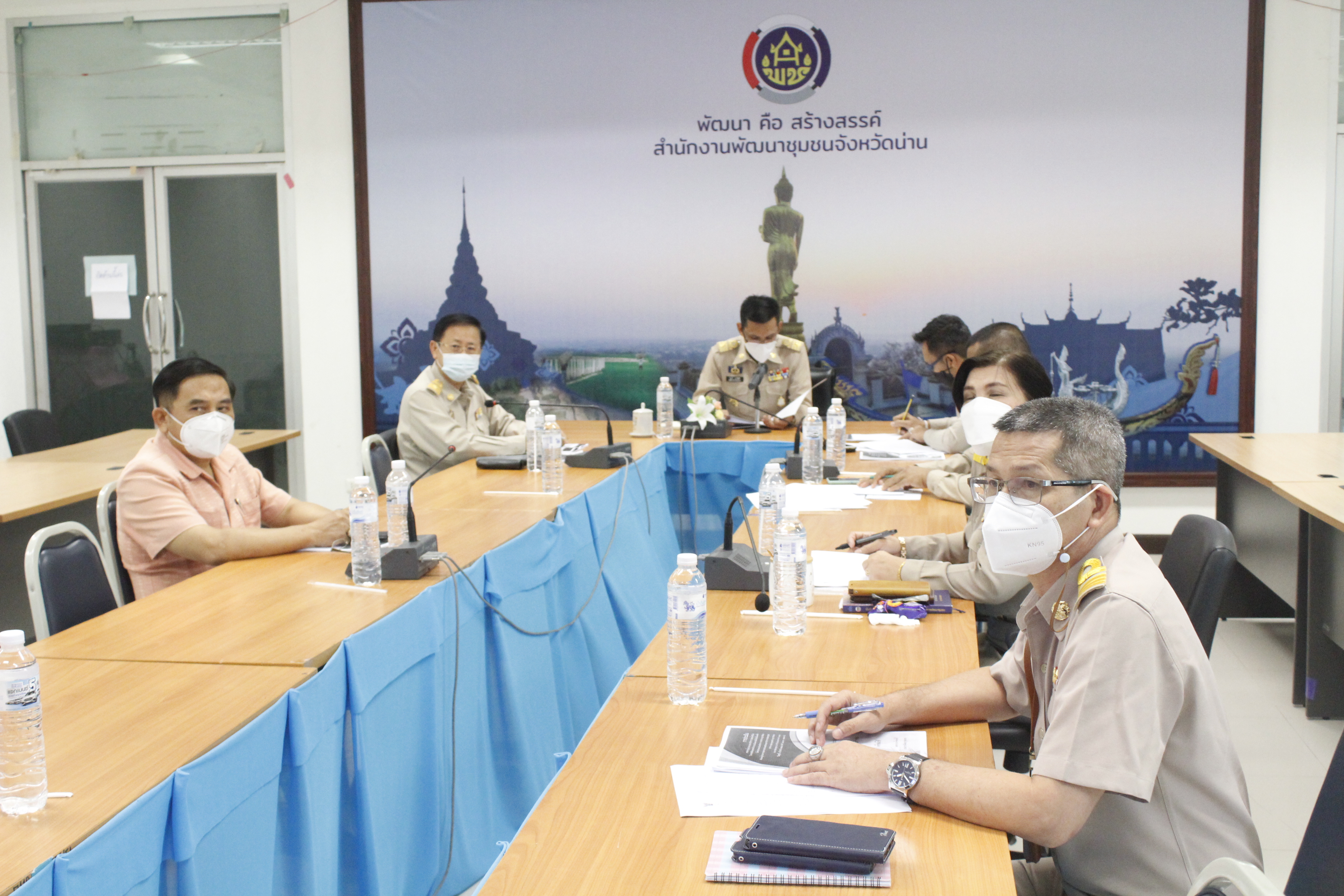 พช.น่าน ร่วมประชุมคณะกรรมการ คณะทำงาน เจ้าหน้าที่ ดำเนินการประเมิณความรู้ความสามารถทางวิชาการ (สอบข้อเขียน) ในการคัดเลือกบุคคลเข้ารับการประเมินผลงานเพื่อเลื่อนขึ้นแต่งตั้งให้ดำรงตำแหน่งสำหรับผู้ปฏิบัติงานที่มีประสบการณ์ ประเภทวิชาการ ชำนาญการพิเศษ ตำแหน่งผู้อำนวยกายกลุ่มงานประสานและสนับสนุนการบริหารพัฒนาชุมชน (นักวิชาการพัฒนาชุมชนชำนาญการพิเศษ) กรมการพัฒนาชุมชน ประจำปีงบประมาณ พ.ศ.2564  ผ่านระบบ Zoom Cloud Meeting