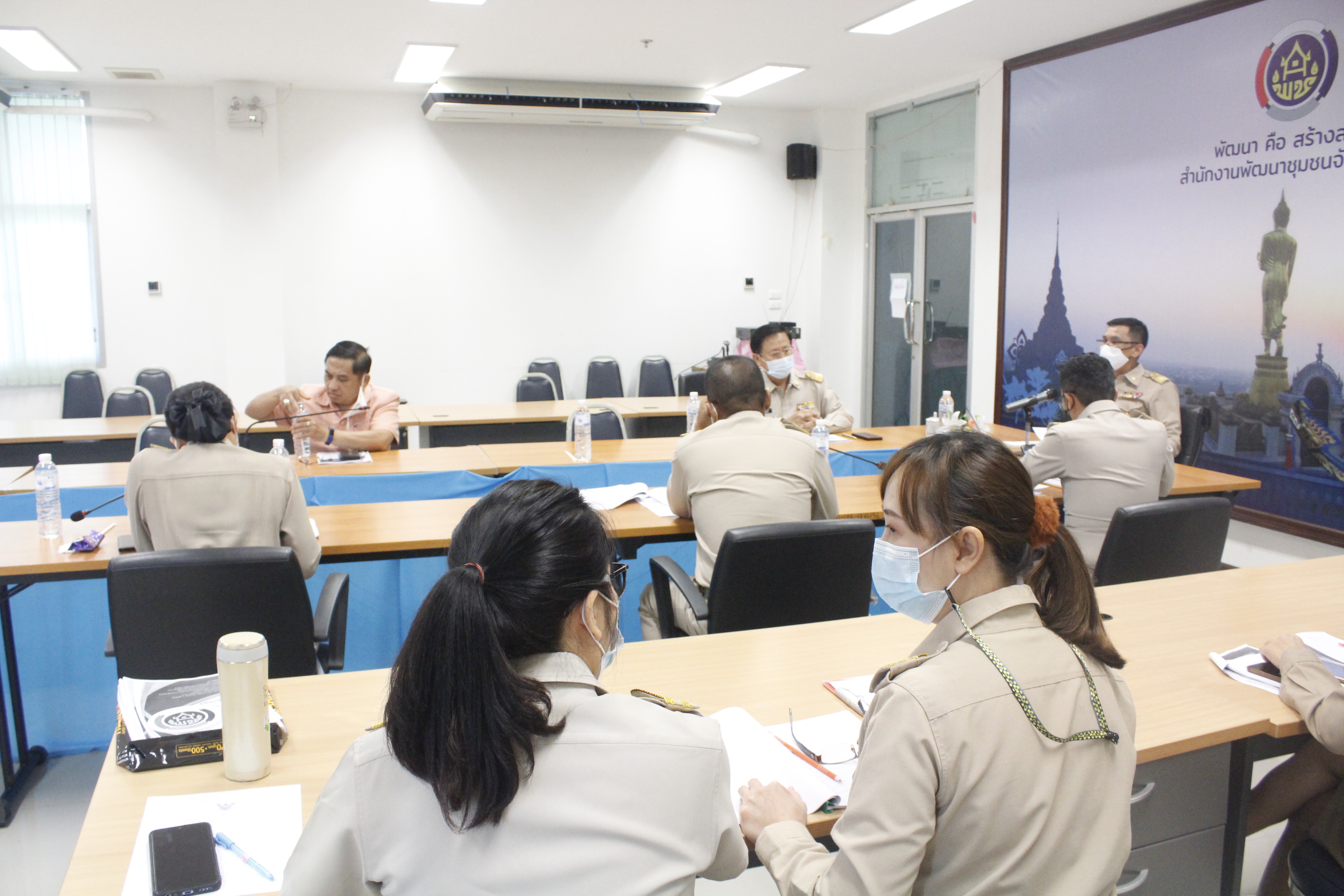 พช.น่าน ร่วมประชุมคณะกรรมการ คณะทำงาน เจ้าหน้าที่ ดำเนินการประเมิณความรู้ความสามารถทางวิชาการ (สอบข้อเขียน) ในการคัดเลือกบุคคลเข้ารับการประเมินผลงานเพื่อเลื่อนขึ้นแต่งตั้งให้ดำรงตำแหน่งสำหรับผู้ปฏิบัติงานที่มีประสบการณ์ ประเภทวิชาการ ชำนาญการพิเศษ ตำแหน่งผู้อำนวยกายกลุ่มงานประสานและสนับสนุนการบริหารพัฒนาชุมชน (นักวิชาการพัฒนาชุมชนชำนาญการพิเศษ) กรมการพัฒนาชุมชน ประจำปีงบประมาณ พ.ศ.2564  ผ่านระบบ Zoom Cloud Meeting