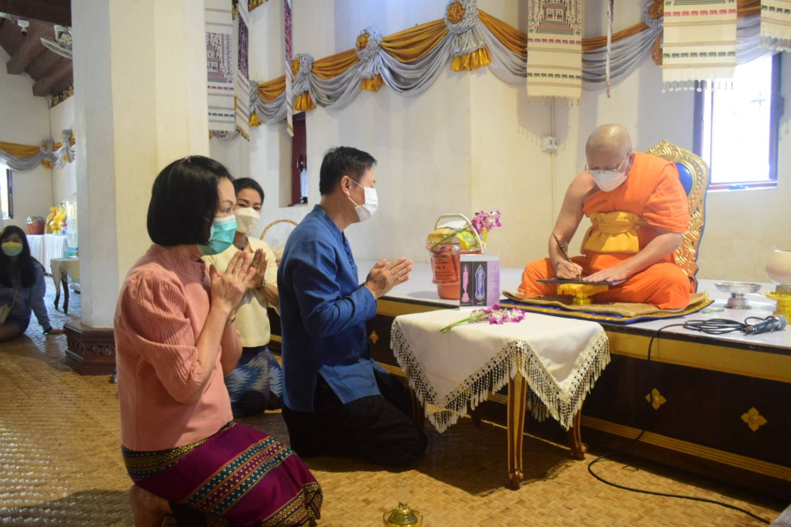 @ที่นี่เมืองน่าน@ พช.น่าน : ร่วมพิธีจารอักขระแผ่นโลหะมงคล เพื่อเตรียมการจัดพิธีหล่อพระพุทธรูป และเหรียญพระพุทธพัฒนปชานาถ เนื่องในโอกาสครบรอบ 60 ปี สถาปนากรมการพัฒนาชุมชน