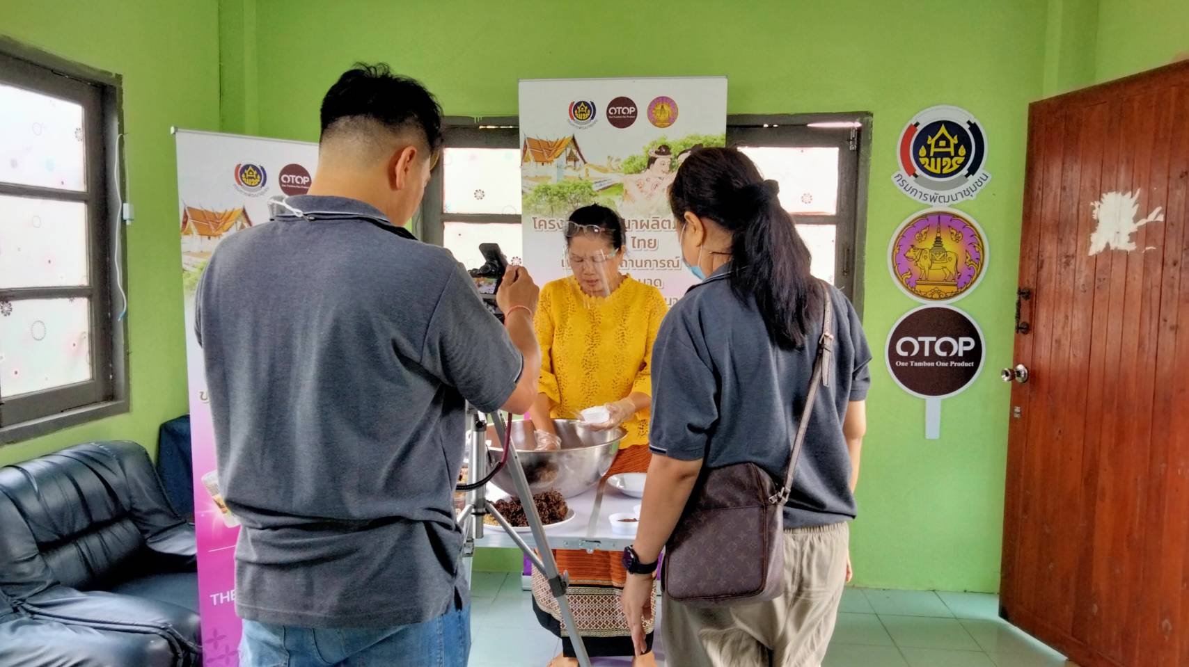 @ที่นี่เมืองน่าน@ พช.น่าน ดำเนินโครงการพัฒนาผลิตภัณฑ์ OTOP ไทยเพื่อสู้ภัยสถานการณ์การแพร่ระบาดของโรคติดเชื้อไวรัสโคโรนา 2019 (COVID-19)