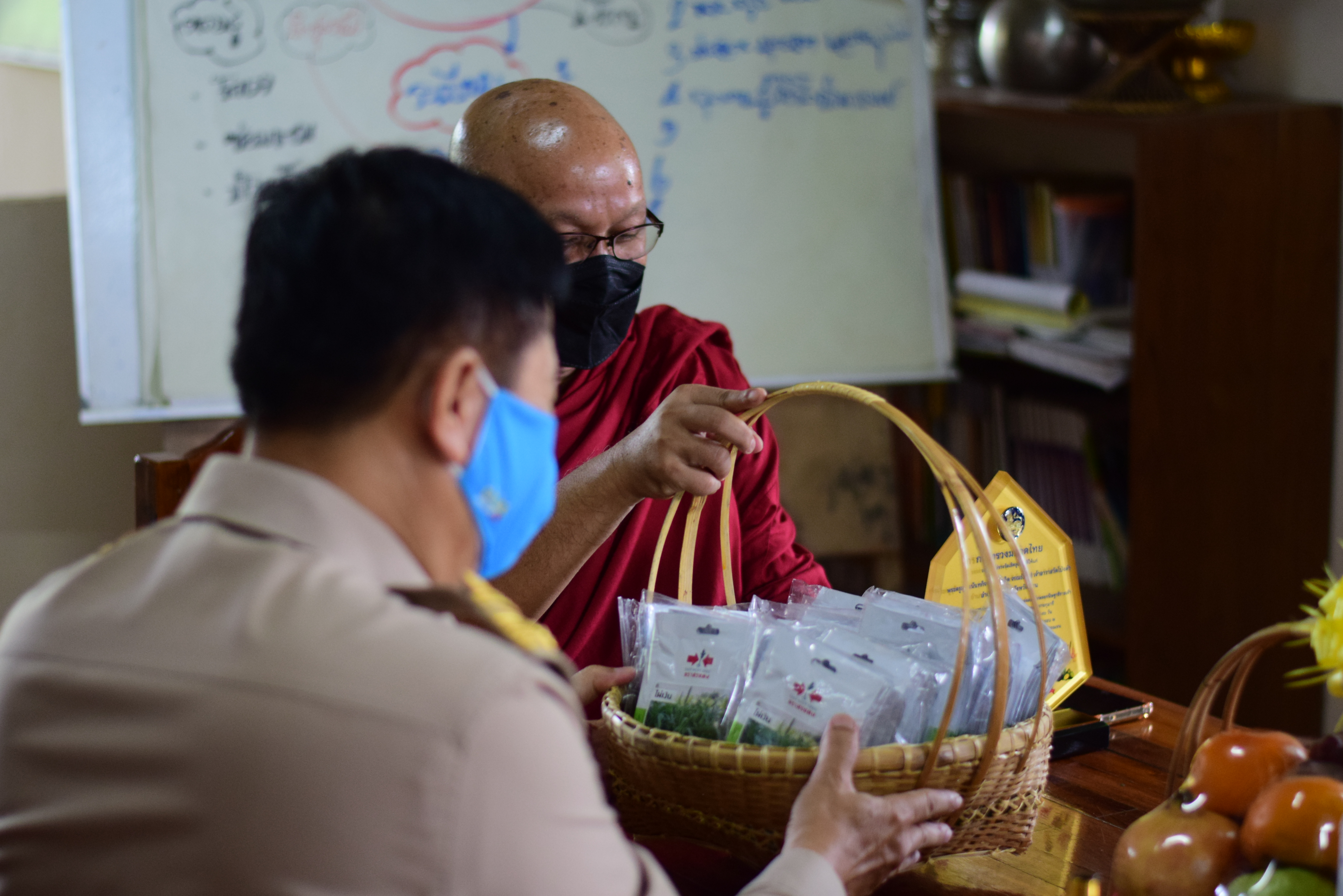 @ที่นี่เมืองน่าน@ พช.น่าน ร่วมถวายโล่รางวัลเชิดชูเกียรติบุคคลต้นแบบการน้อมนำแนวพระราชดำริของสมเด็จพระกนิษฐาธิราชเจ้า กรมสมเด็จพระเทพรัตนราชสุดาฯสยามบรมราชกุมารี สร้างความมั่นคงทางอาหารสู่ปฏิบัติการ 90 วันปลูกผักสวนครัวเพื่อสร้างความมั่นคงทางอาหาร รอบ 2  ประเภทผู้นำทางศาสนา เขตตรวจราชการที่ 16