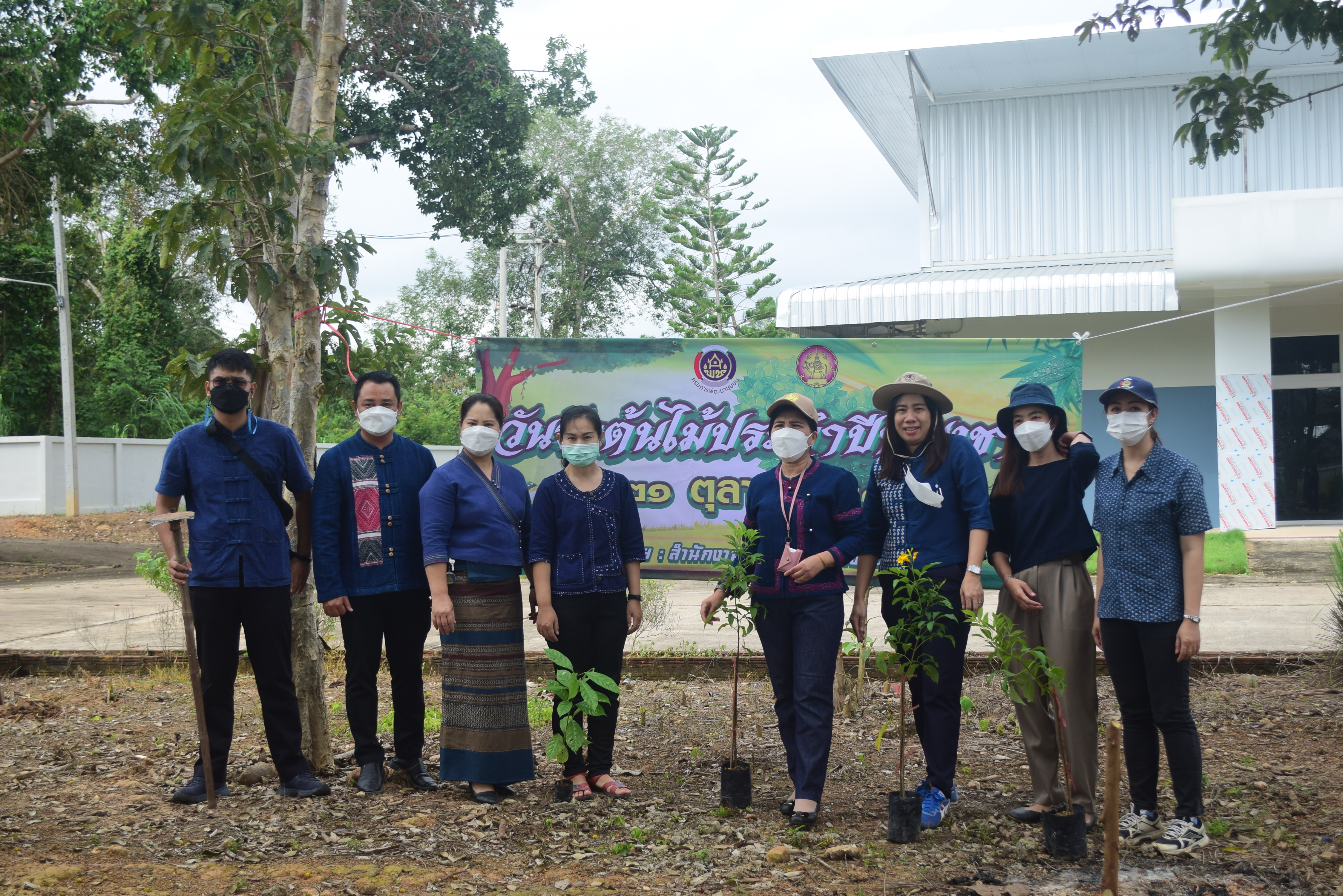 @ที่นี่เมืองน่าน@ พช.น่าน ร่วมปลูกต้นไม้ เนื่องในวันรักต้นไม้ประจำปีของชาติ ประจำปี 2564