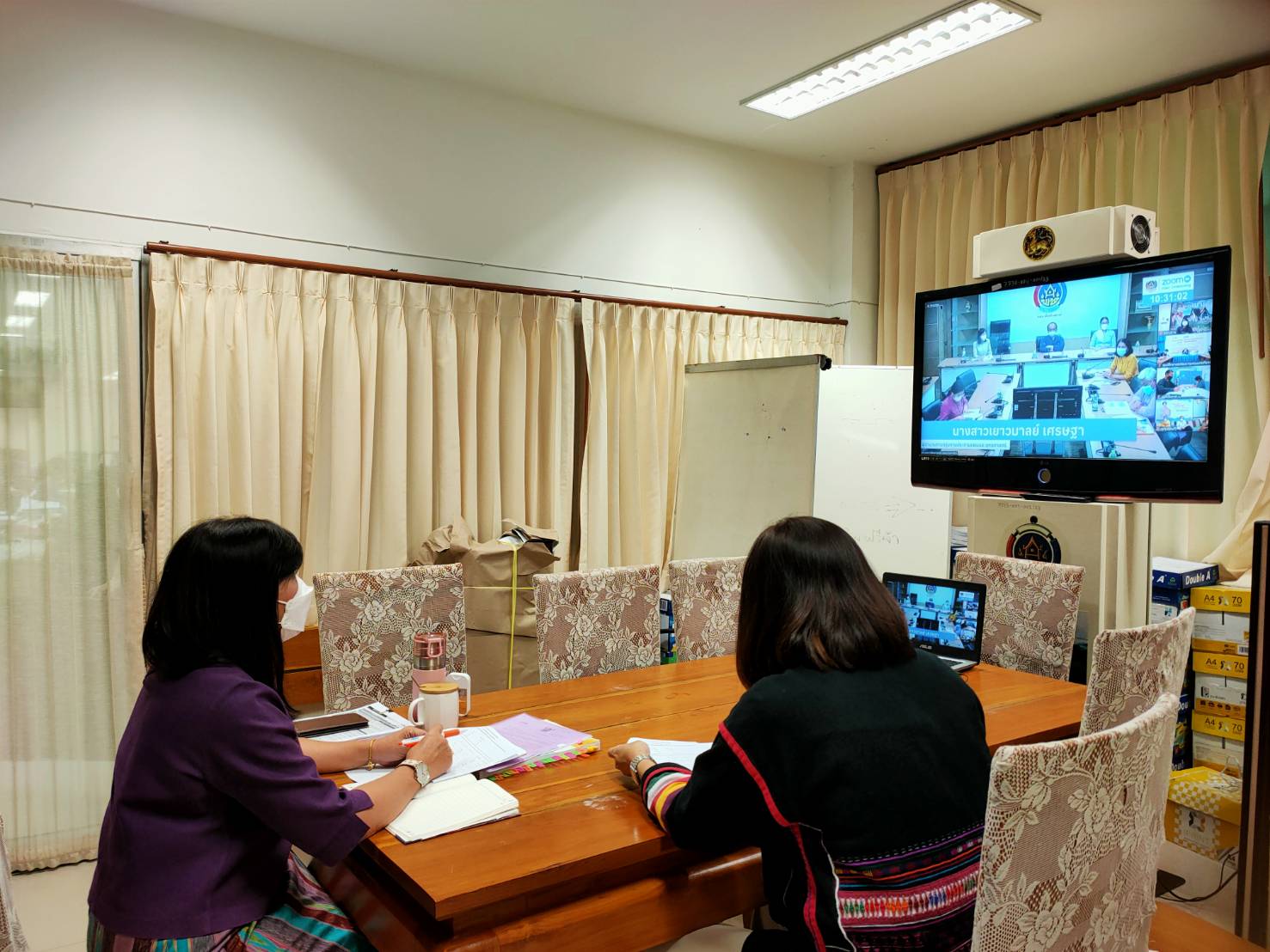 @ ที่นี่เมืองน่าน@ พช.น่าน ประชุมชี้แจงเรื่องการดำเนินโครงการพัฒนาหมู่บ้านเศรษฐกิจพอเพียง ผ่านระบบ Zoom Clound Meeting