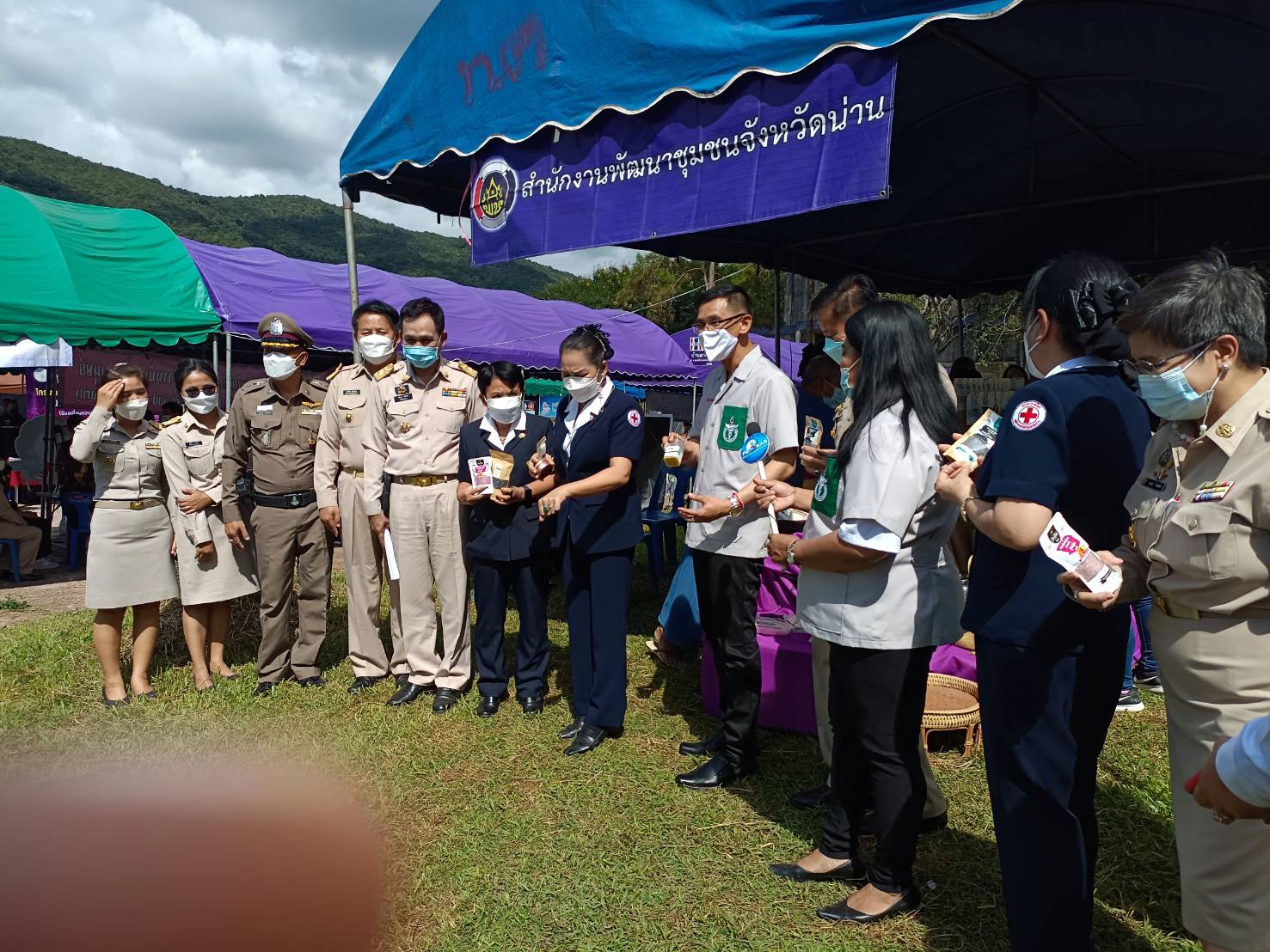 @ที่นี่เมืองน่าน@ พช.น่าน ร่วมโครงการ จังหวัดเคลื่อนที่ “บำบัดทุกข์ บำรุงสุข สร้างรอยยิ้มให้ประชาชน” ประจำปีงบประมาณ พ.ศ. 2565