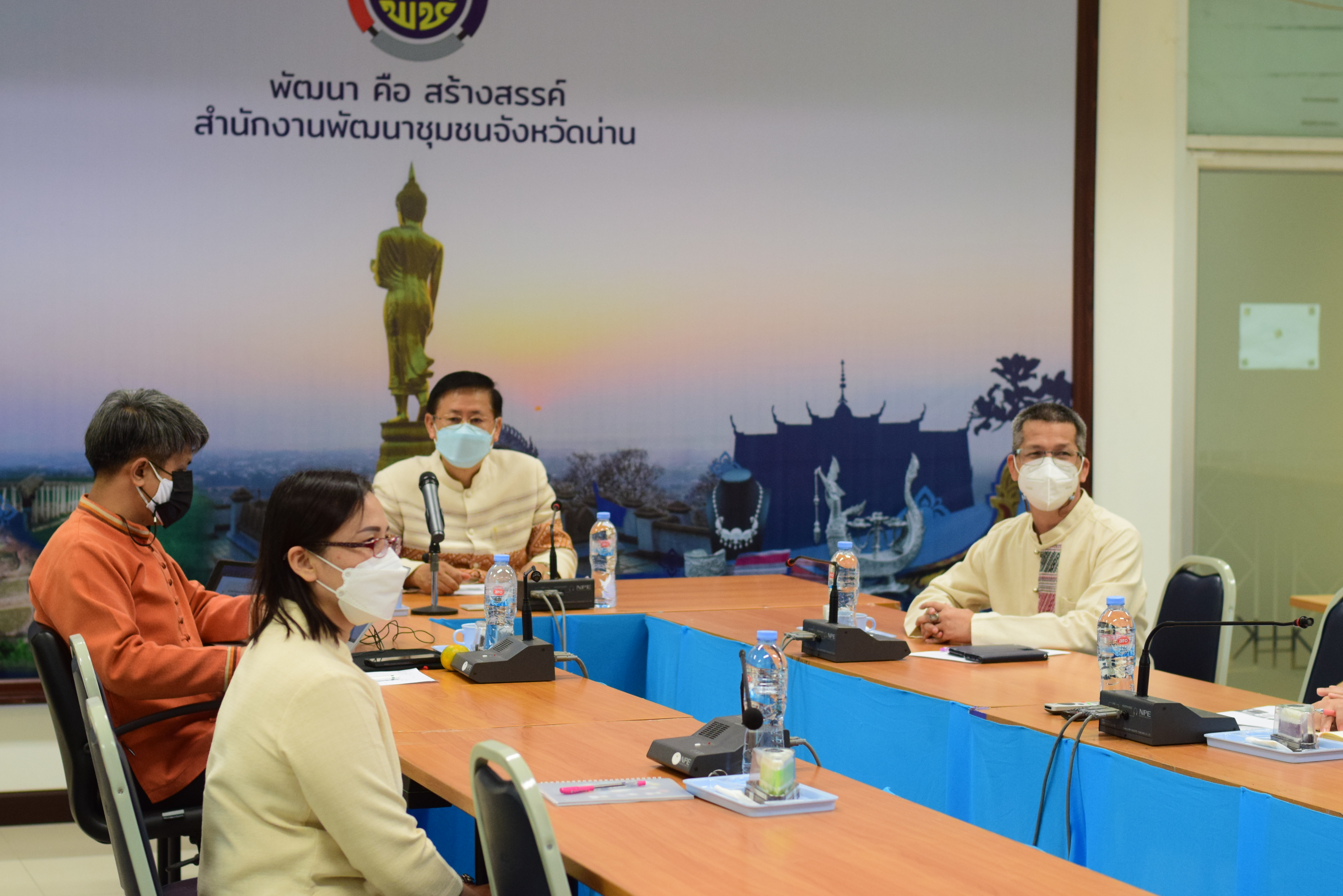 @ที่นี่เมืองน่าน@ พช.น่าน ร่วมประชุมการขับเคลื่อนงานเศรษฐกิจฐานรากด้วยกองทุนชุมชน ประจำปีงบประมาณ พ.ศ. 2565 ผ่านระบบการประชุมทางไกล Video Conference