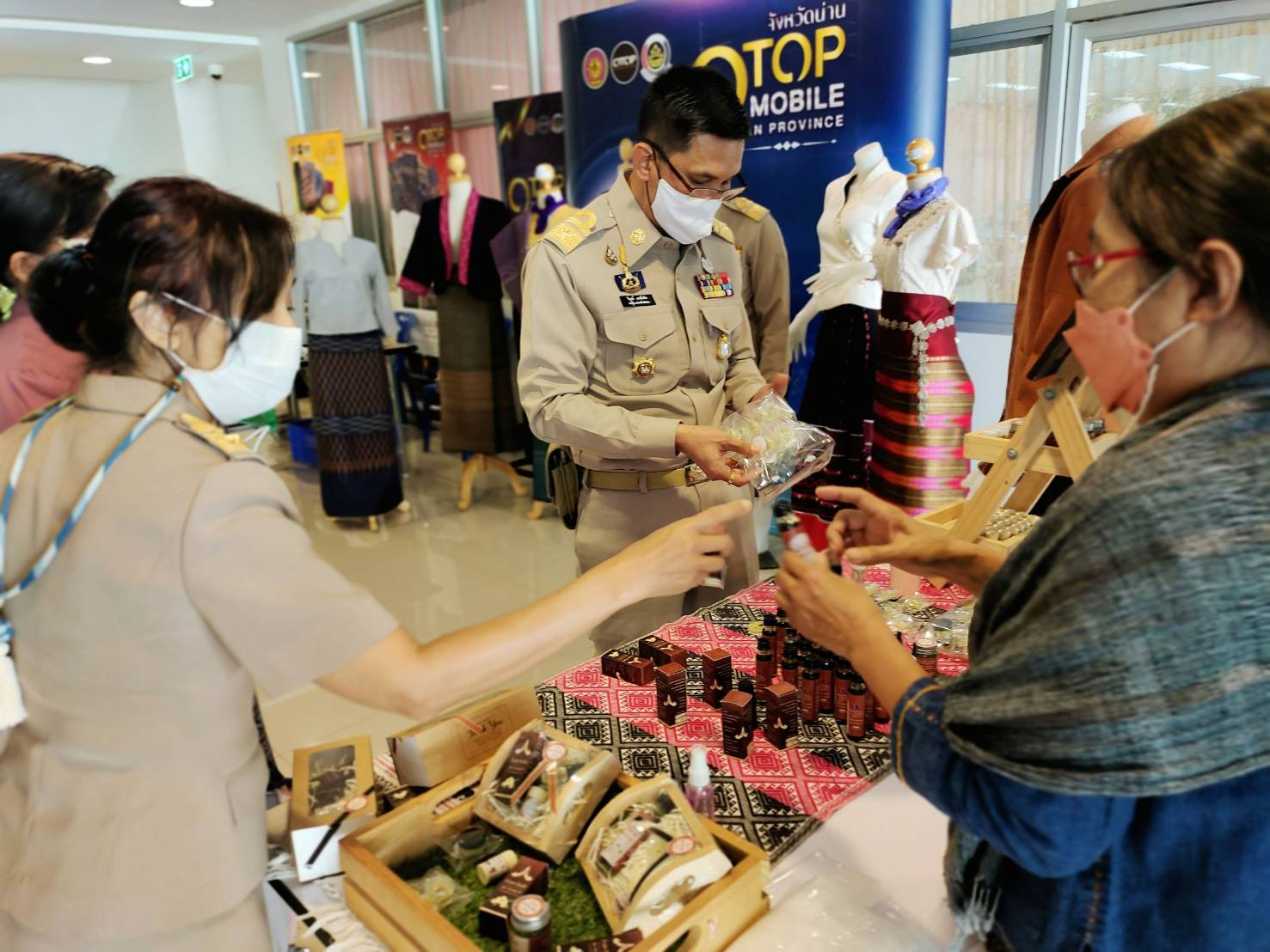 @ที่นี่เมืองน่าน@ รักษาราชการแทนผู้ว่าจังหวัดน่านเชิญชวนอุดหนุนกระเช้าของขวัญปีใหม่ OTOP น่าน เป็นของฝากของขวัญแทนใจในช่วงเทศกาลแห่งความสุข ปีใหม่ 2565