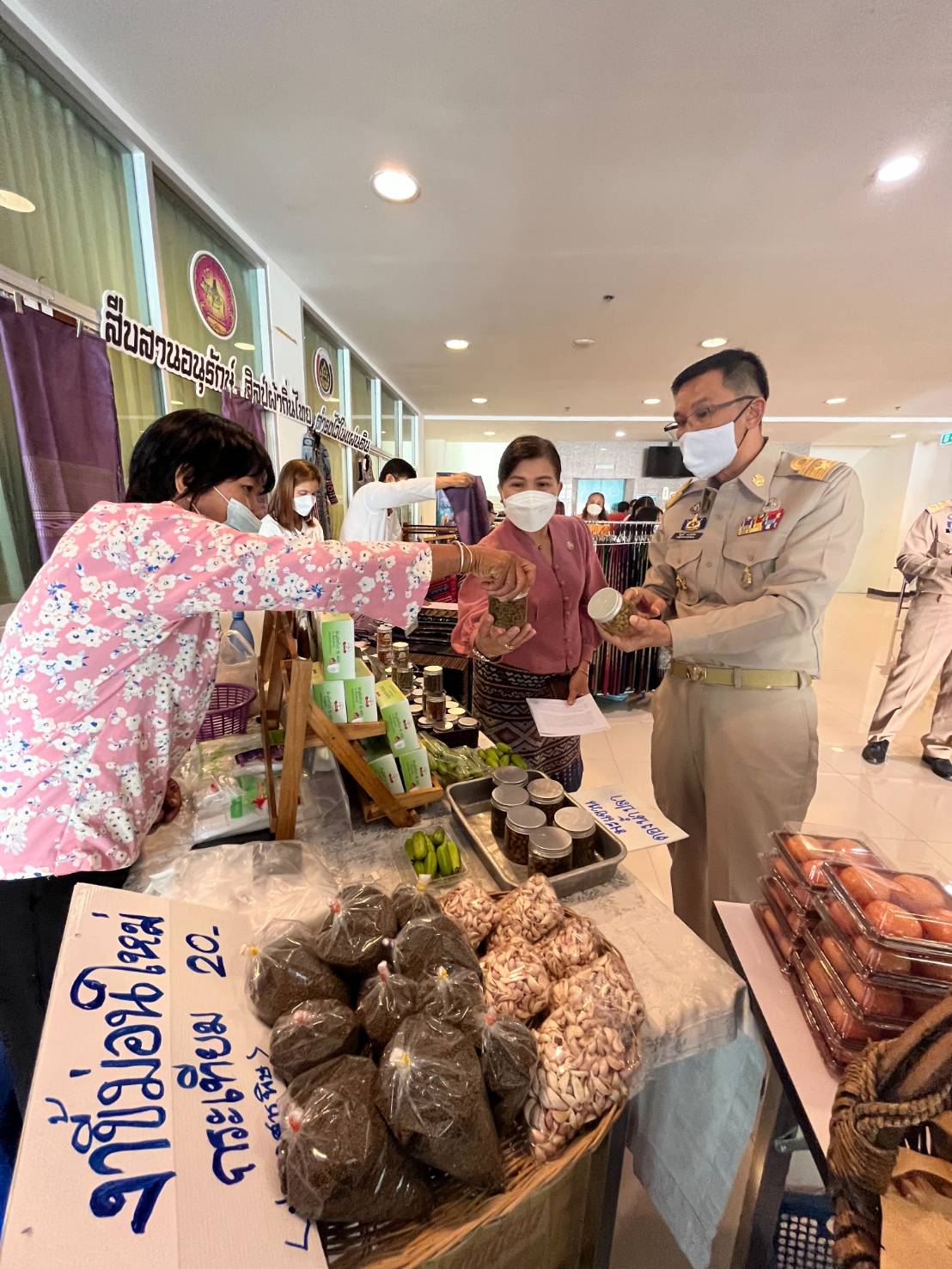 @ที่นี่เมืองน่าน@ รักษาราชการแทนผู้ว่าจังหวัดน่านเชิญชวนอุดหนุนกระเช้าของขวัญปีใหม่ OTOP น่าน เป็นของฝากของขวัญแทนใจในช่วงเทศกาลแห่งความสุข ปีใหม่ 2565
