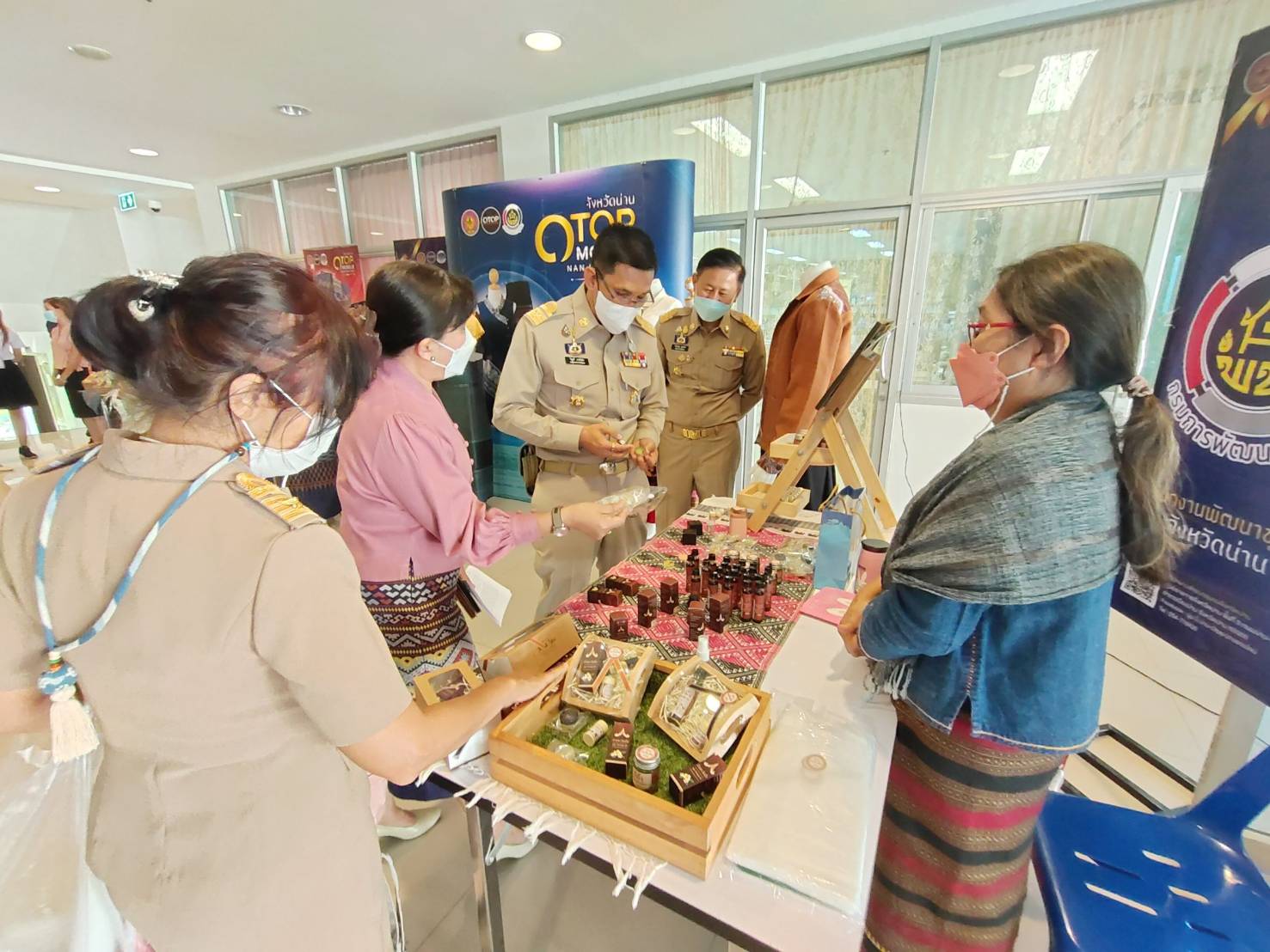@ที่นี่เมืองน่าน@ รักษาราชการแทนผู้ว่าจังหวัดน่านเชิญชวนอุดหนุนกระเช้าของขวัญปีใหม่ OTOP น่าน เป็นของฝากของขวัญแทนใจในช่วงเทศกาลแห่งความสุข ปีใหม่ 2565