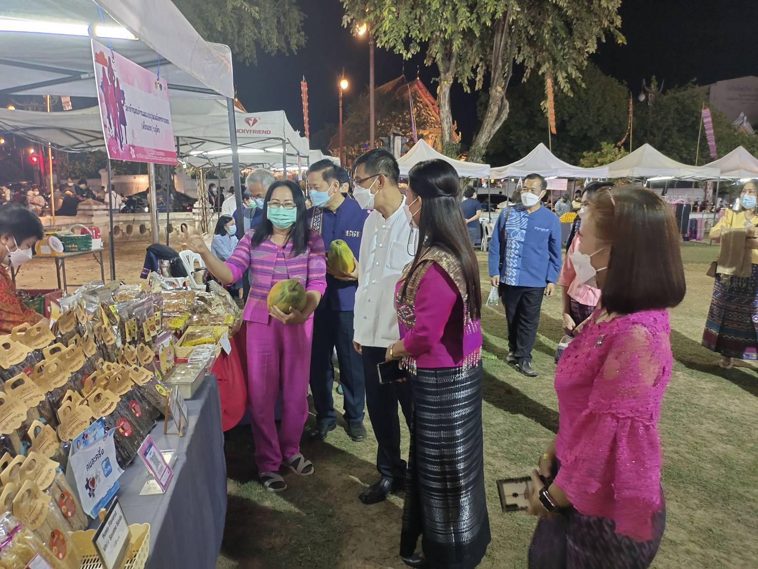 @ที่นี่เมืองน่าน@ พช.น่าน ส่งเสริมช่องทางการตลาดผลิตภัณฑ์กลุ่มอาชีพสมาชิกกองทุนพัฒนาบทบาทสตรี ประจำปี 2565