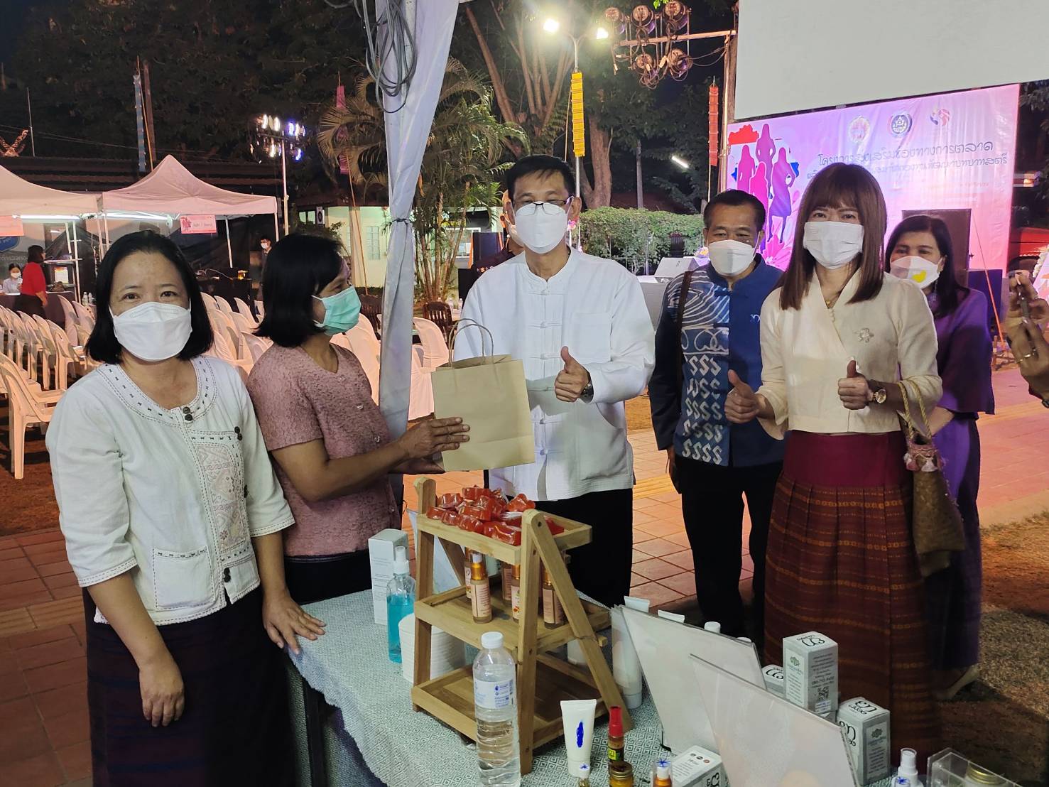 @ที่นี่เมืองน่าน@ พช.น่าน ส่งเสริมช่องทางการตลาดผลิตภัณฑ์กลุ่มอาชีพสมาชิกกองทุนพัฒนาบทบาทสตรี ประจำปี 2565