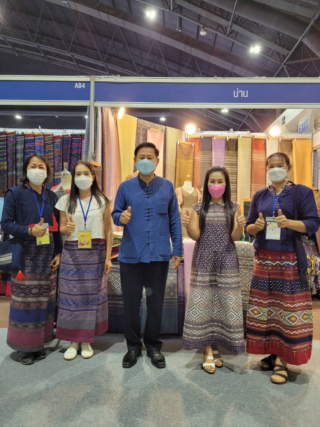 ?ผู้ว่าราชการจังหวัดน่านเยี่ยมและให้กำลังใจผู้ร่วมงานโอทอปไทยสู้ภัยโควิด ผลิตภัณฑ์พื้นถิ่น ศิลปินพื้นบ้าน เศรษฐกิจไทยพ้นภัยโควิด?จังหวัดน่าน