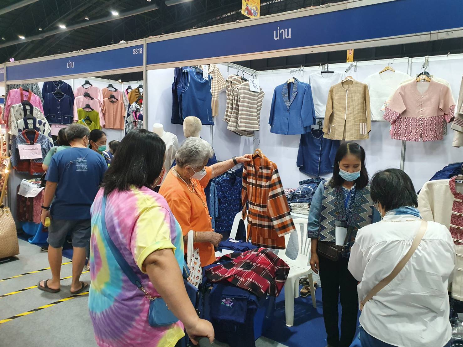 ?ผู้ว่าราชการจังหวัดน่านเยี่ยมและให้กำลังใจผู้ร่วมงานโอทอปไทยสู้ภัยโควิด ผลิตภัณฑ์พื้นถิ่น ศิลปินพื้นบ้าน เศรษฐกิจไทยพ้นภัยโควิด?จังหวัดน่าน