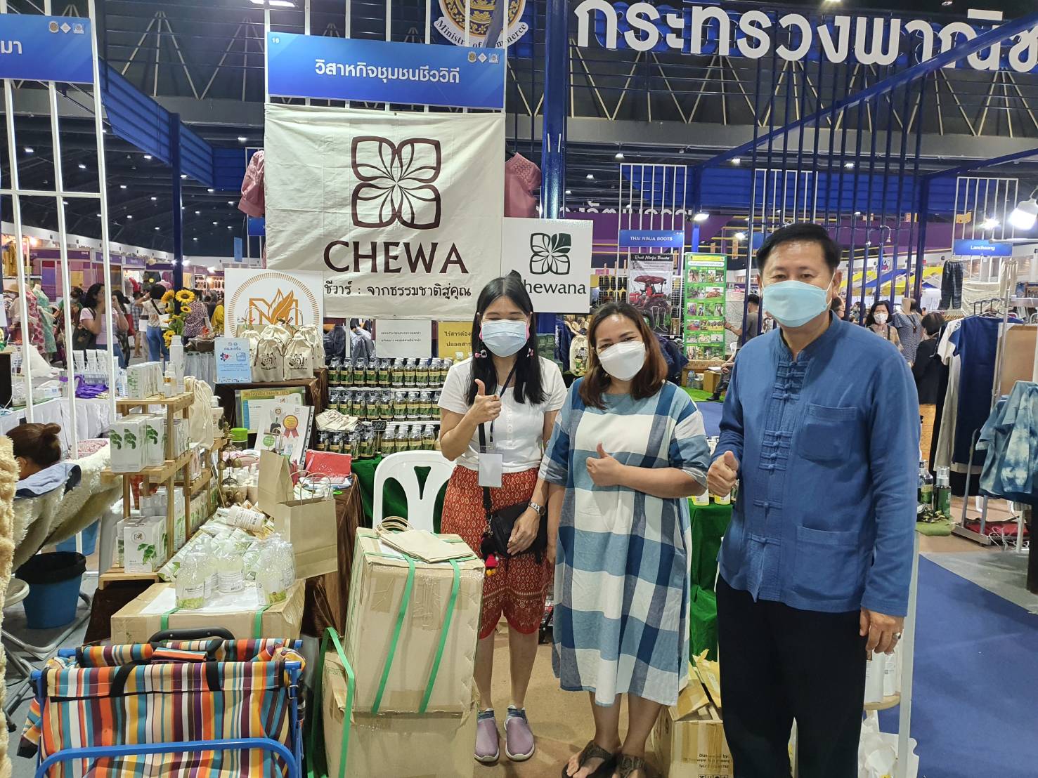 ?ผู้ว่าราชการจังหวัดน่านเยี่ยมและให้กำลังใจผู้ร่วมงานโอทอปไทยสู้ภัยโควิด ผลิตภัณฑ์พื้นถิ่น ศิลปินพื้นบ้าน เศรษฐกิจไทยพ้นภัยโควิด?จังหวัดน่าน