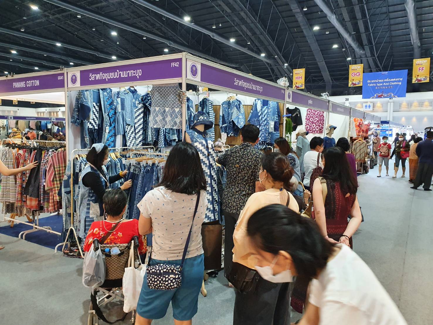 ?ผู้ว่าราชการจังหวัดน่านเยี่ยมและให้กำลังใจผู้ร่วมงานโอทอปไทยสู้ภัยโควิด ผลิตภัณฑ์พื้นถิ่น ศิลปินพื้นบ้าน เศรษฐกิจไทยพ้นภัยโควิด?จังหวัดน่าน