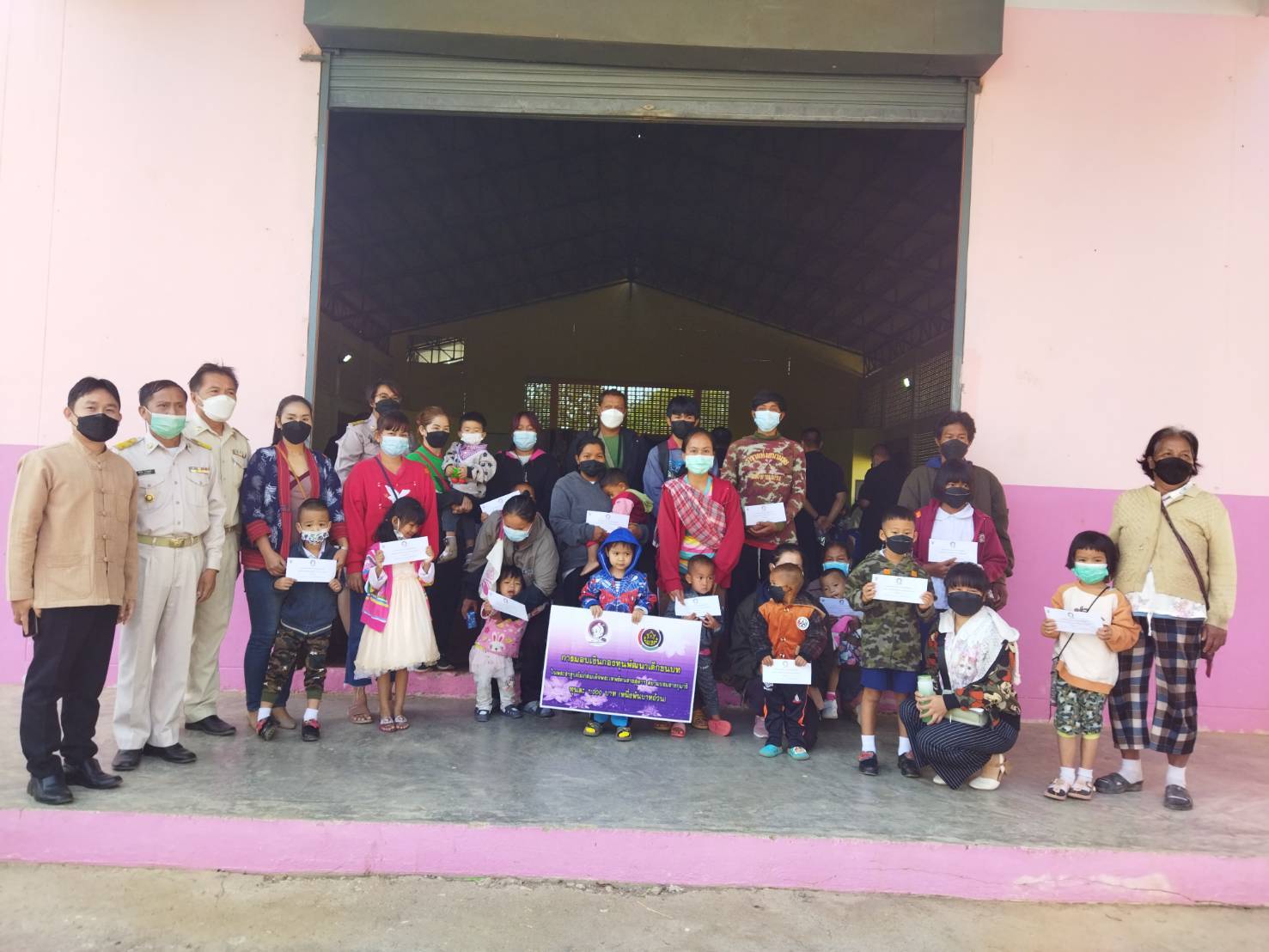 @ที่นี่เมืองน่าน@ กองทุนพัฒนาเด็กชนบทจังหวัดน่าน มอบทุนอุปการะเด็กในกิจกรรม “หน่วยบำบัดทุกข์ บำรุงสุข สร้างรอยยิ้มให้ประชาชน” จังหวัดน่าน ประจำปีงบประมาณ พ.ศ. 2565 ในพื้นที่อำเภอปัว จังหวัดน่าน