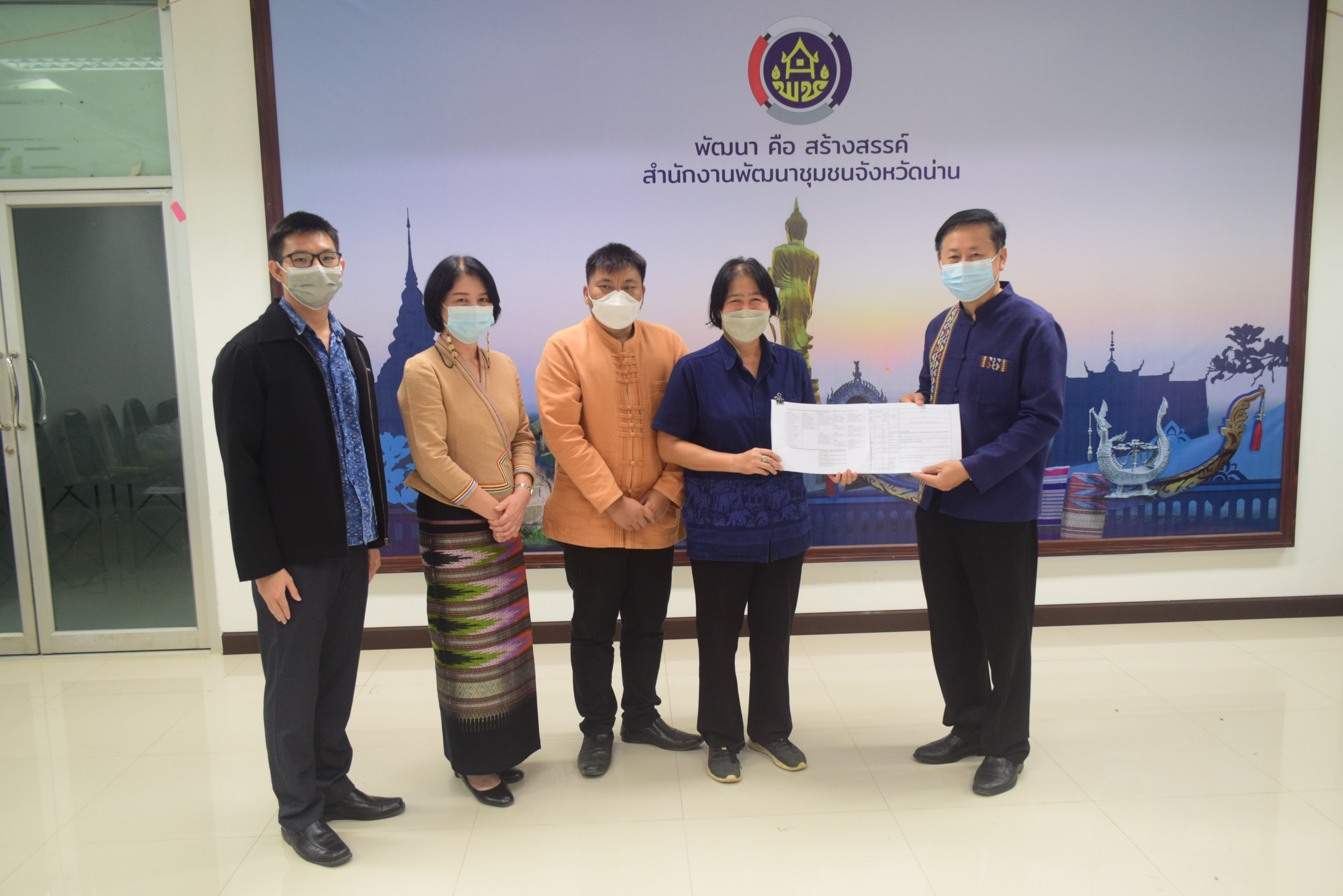 @ที่นี่เมืองน่าน@ พัฒนาการจังหวัดน่านมอบใบประกาศการฝึกอบรมโครงการพัฒนาหมู่บ้านเศรษฐกิจพอเพียง ประจำปีงบประมาณ พ.ศ. 2565