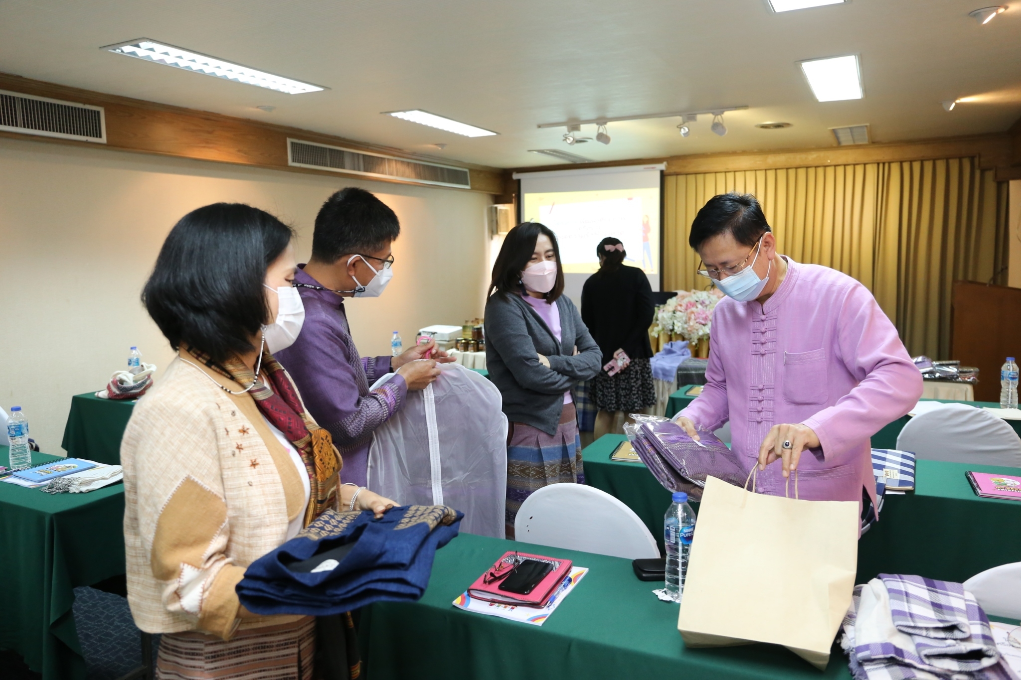 @ที่นี่เมืองน่าน@ พช.น่าน ดำเนินโครงการพัฒนาศักยภาพเครือข่ายองค์ความรู้ KBO จังหวัด กิจกรรมที่ 2 ประชุมเชิงปฏิบัติการส่งเสริมการพัฒนาผลิตภัณฑ์แก่ผู้ผลิต ผู้ประกอบการ OTOP