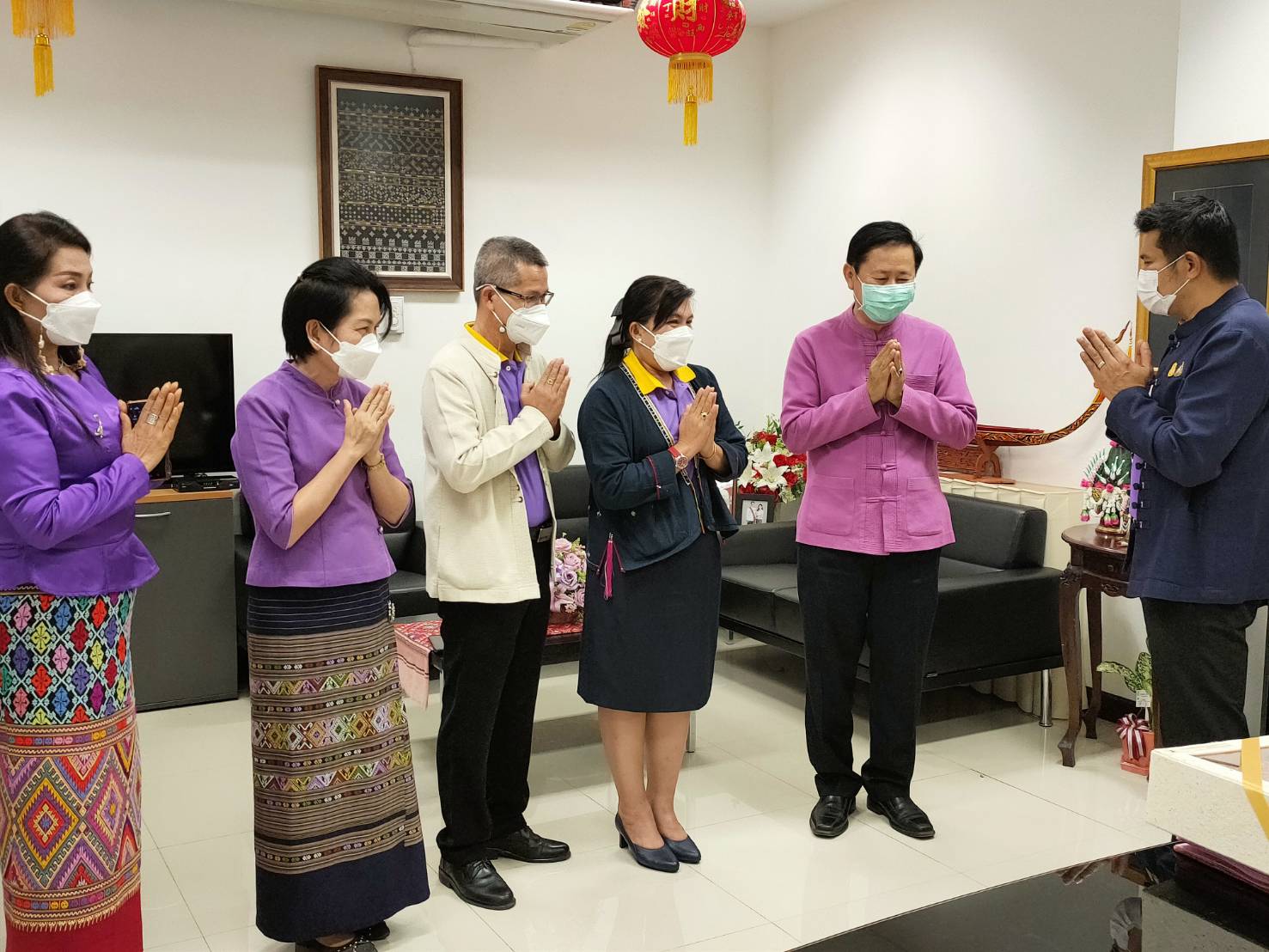 @ที่นี่เมืองน่าน@ พช.น่าน มอบกระเช้าของขวัญสินค้า OTOP อวยพรผู้บริหารจังหวัดน่าน เพื่อความเป็นสิริมงคล สร้างขวัญกำลังใจในการทำงาน เริ่มต้นปีใหม่ 2565