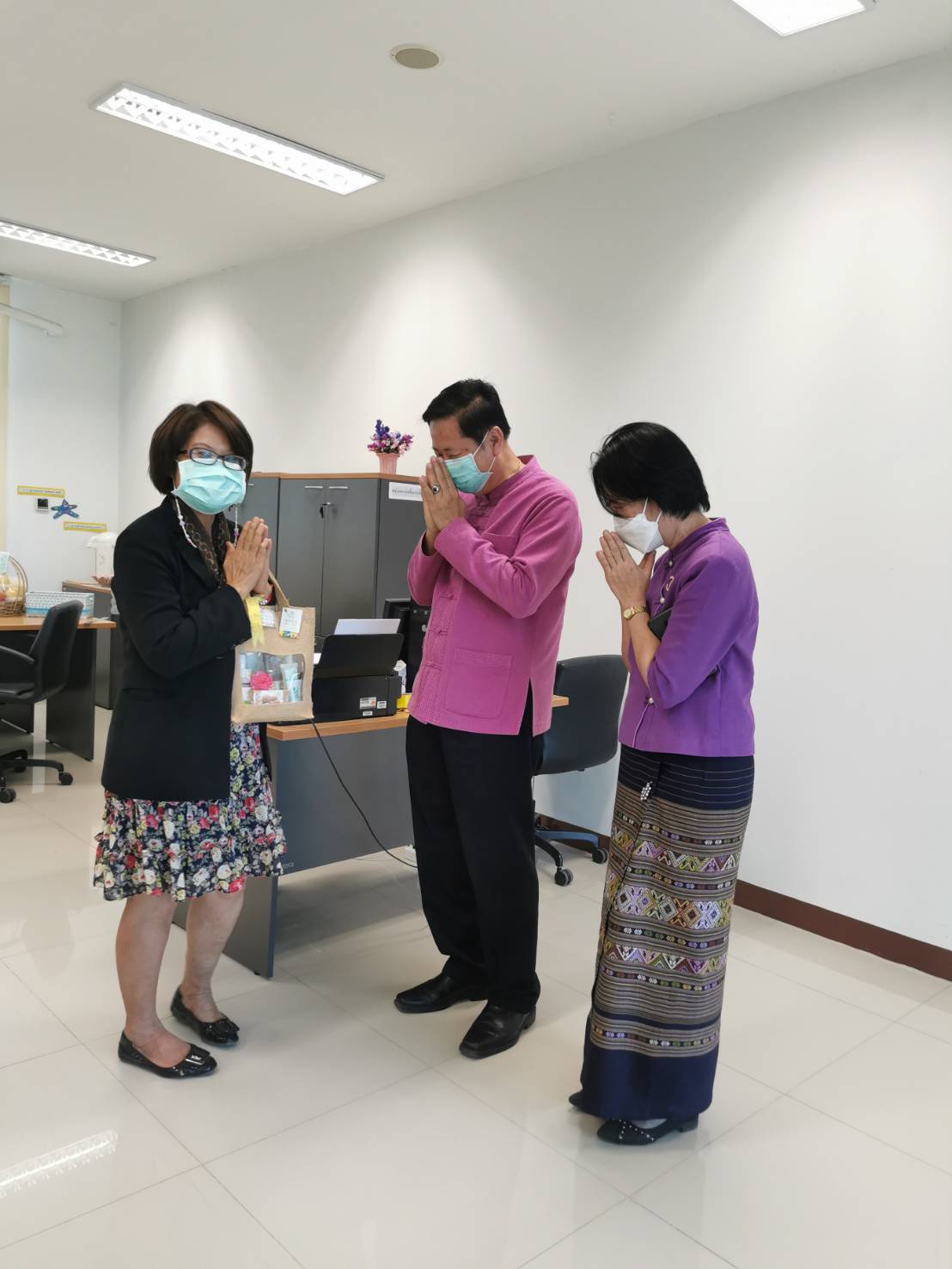 @ที่นี่เมืองน่าน@ พช.น่าน มอบกระเช้าของขวัญสินค้า OTOP อวยพรผู้บริหารจังหวัดน่าน เพื่อความเป็นสิริมงคล สร้างขวัญกำลังใจในการทำงาน เริ่มต้นปีใหม่ 2565