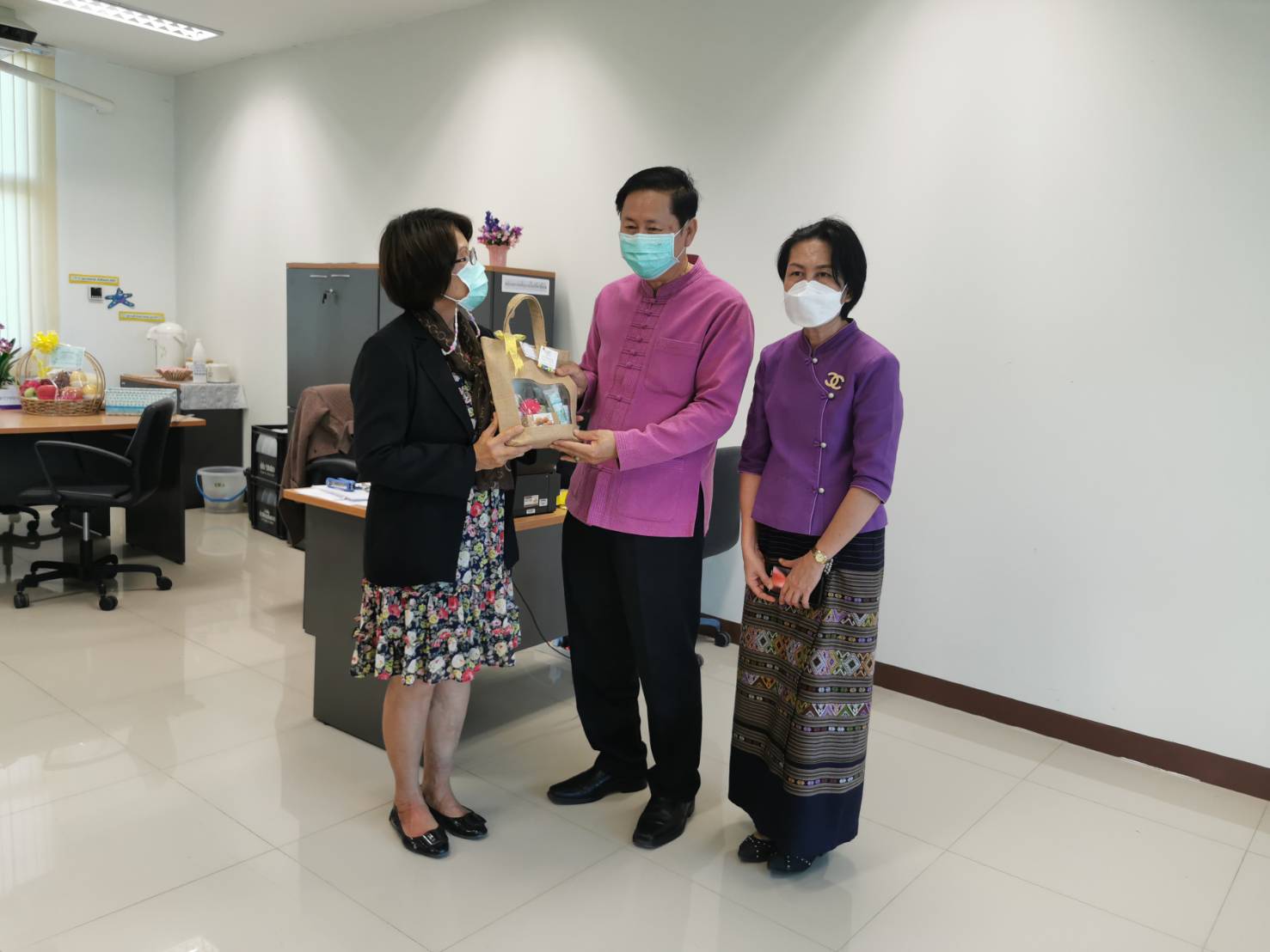 @ที่นี่เมืองน่าน@ พช.น่าน มอบกระเช้าของขวัญสินค้า OTOP อวยพรผู้บริหารจังหวัดน่าน เพื่อความเป็นสิริมงคล สร้างขวัญกำลังใจในการทำงาน เริ่มต้นปีใหม่ 2565