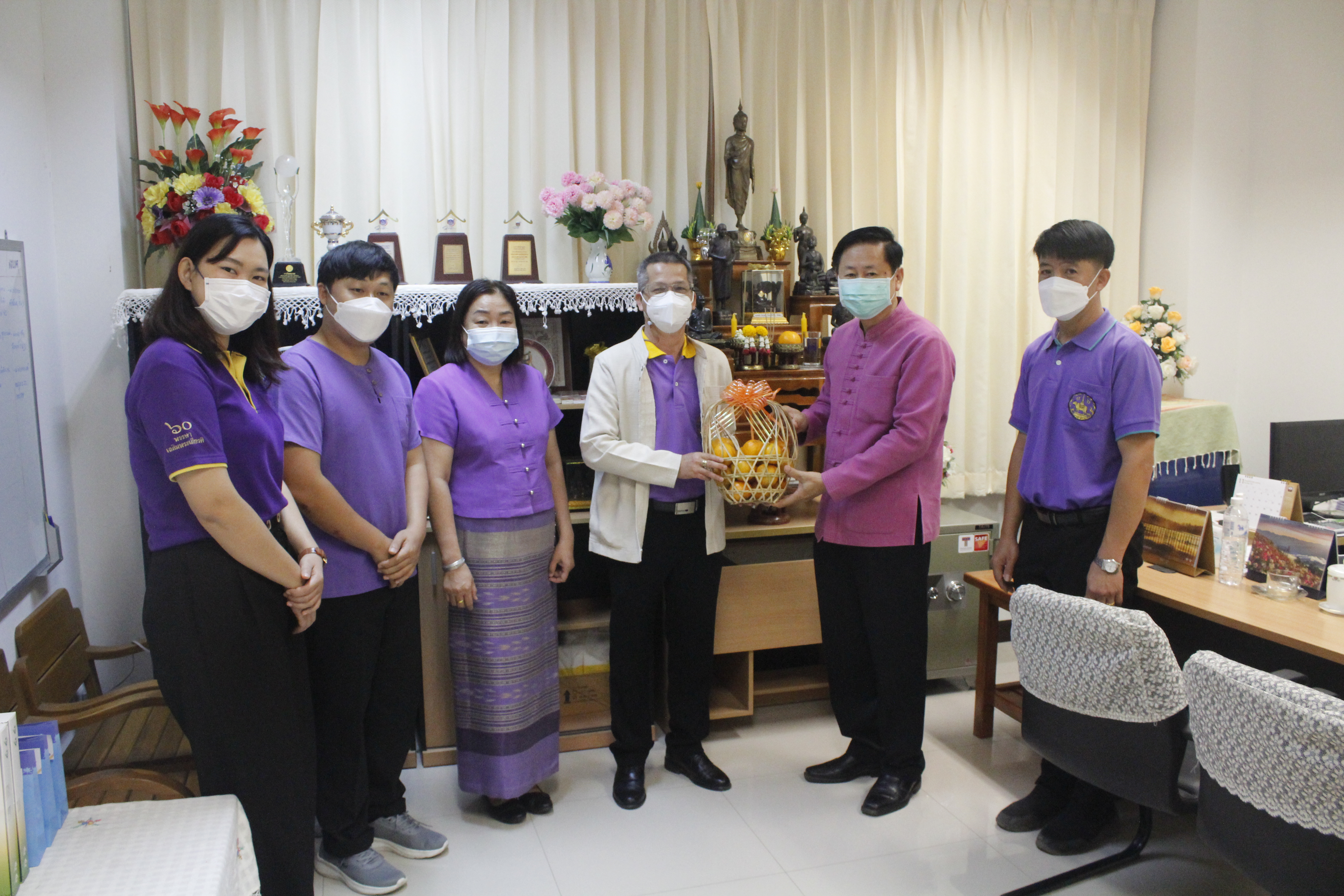 @ที่นี่เมืองน่าน@ พช.น่าน มอบกระเช้าของขวัญสินค้า OTOP อวยพรผู้บริหารจังหวัดน่าน เพื่อความเป็นสิริมงคล สร้างขวัญกำลังใจในการทำงาน เริ่มต้นปีใหม่ 2565