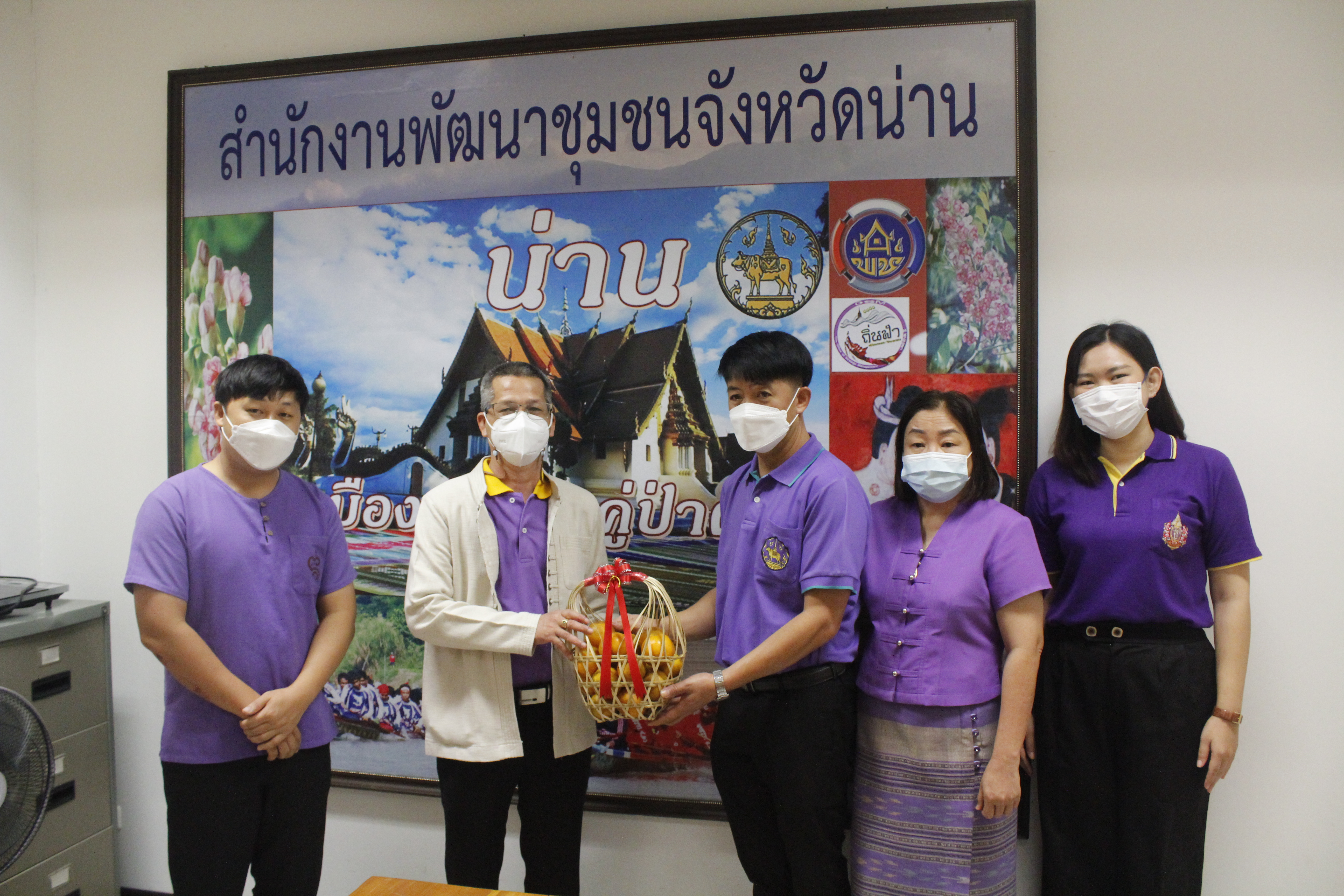 @ที่นี่เมืองน่าน@ พช.น่าน มอบกระเช้าของขวัญสินค้า OTOP อวยพรผู้บริหารจังหวัดน่าน เพื่อความเป็นสิริมงคล สร้างขวัญกำลังใจในการทำงาน เริ่มต้นปีใหม่ 2565