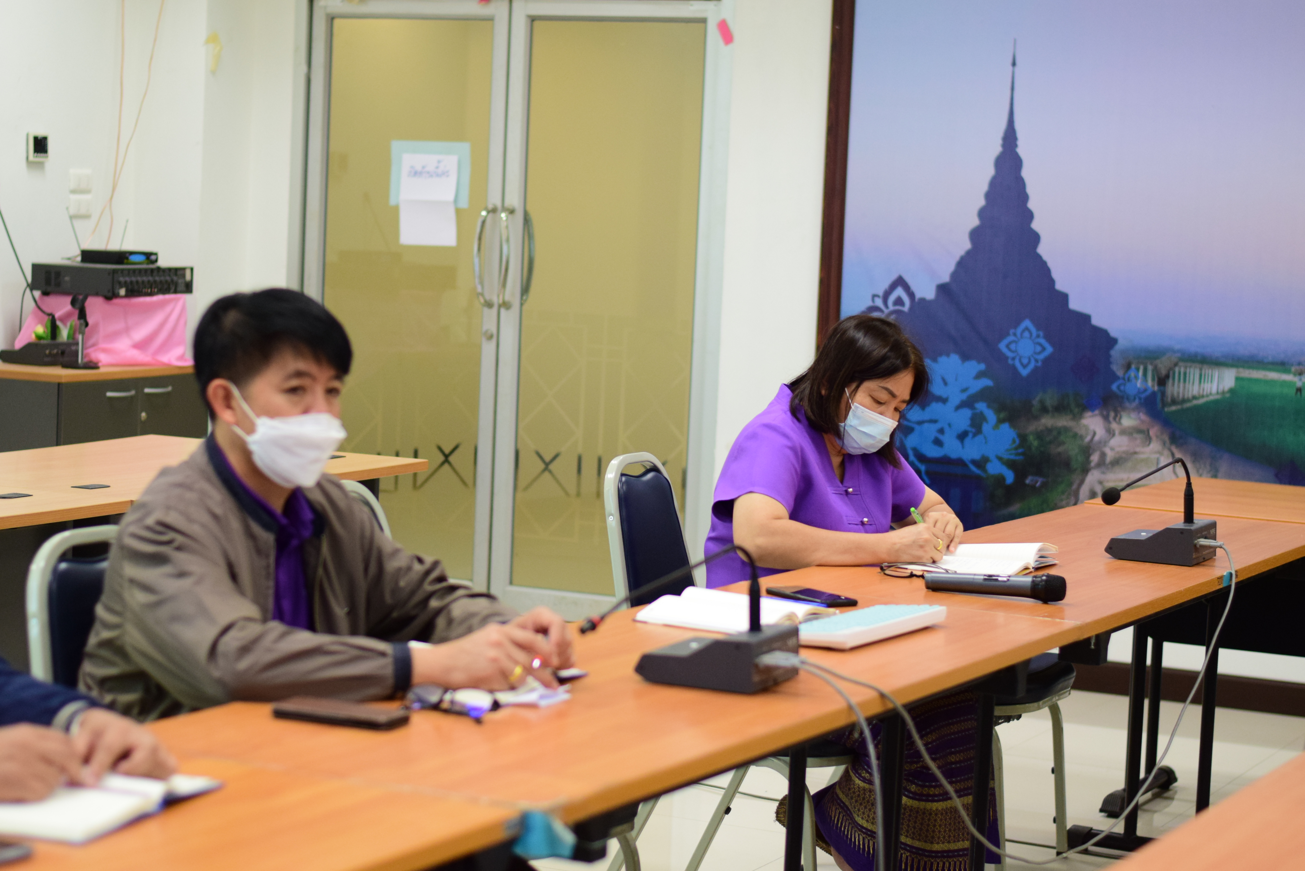 @ที่นี่เมืองน่าน@ พช.น่าน ร่วมรับฟังการประชุม Kick off KM challenge : การสร้างองค์กรแห่งการเรียนรู้และโครงการเสริมสร้างและพัฒนาผู้นำการเปลี่ยนแปลง ประจำปีงบประมาณ พ.ศ.2565 ผ่านระบบ Zoom Cloud Meeting และช่องทาง Facebook Live กรมการพัฒนาชุมชน Fanpage