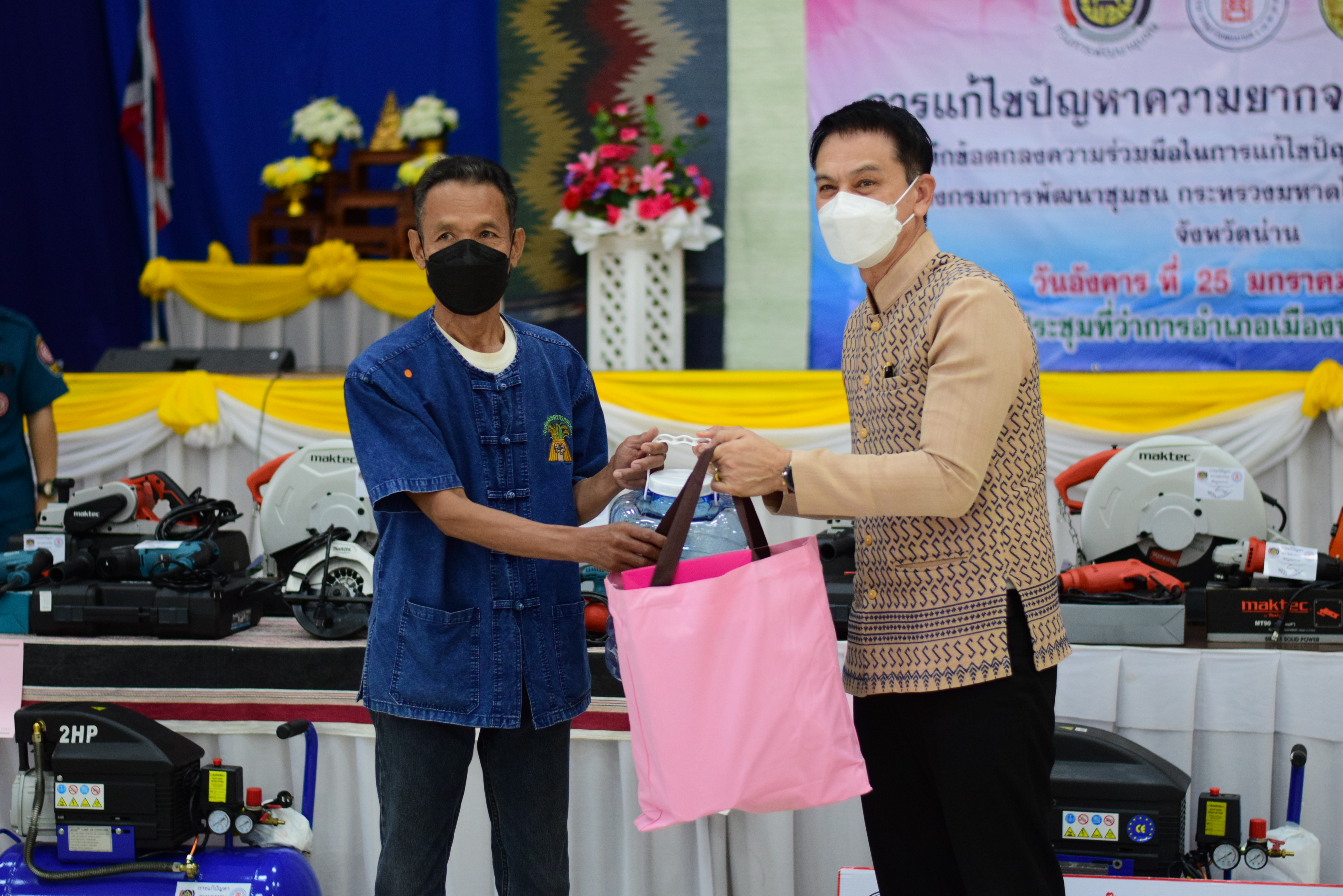 @ที่นี่เมืองน่าน@ มูลนิธิป่อเต็กตึ๊ง ร่วมกับกรมการพัฒนาชุมชน มอบอาชีพ สร้างชีวิตแก่ครัวเรือนยากจนจังหวัดน่าน