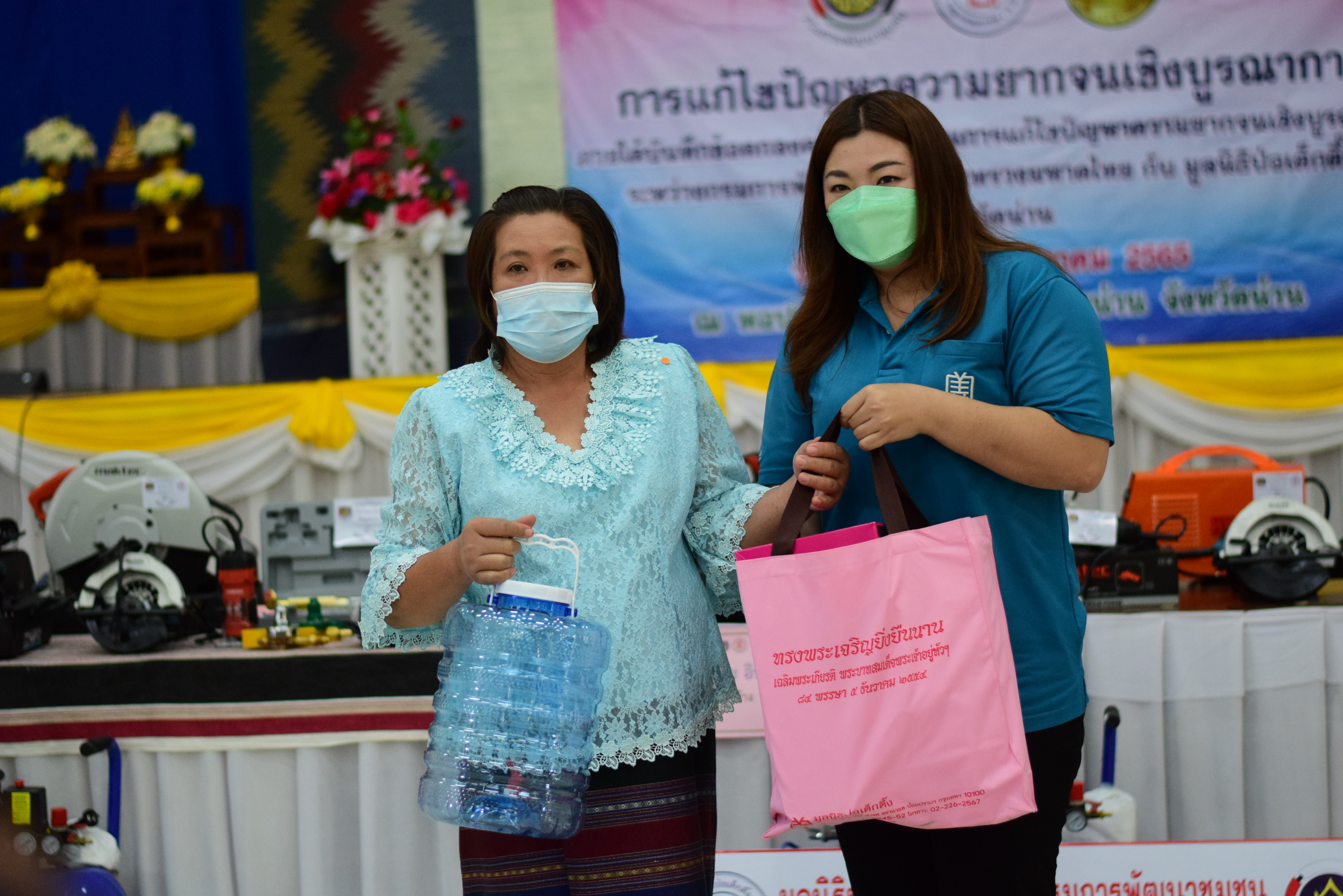 @ที่นี่เมืองน่าน@ มูลนิธิป่อเต็กตึ๊ง ร่วมกับกรมการพัฒนาชุมชน มอบอาชีพ สร้างชีวิตแก่ครัวเรือนยากจนจังหวัดน่าน