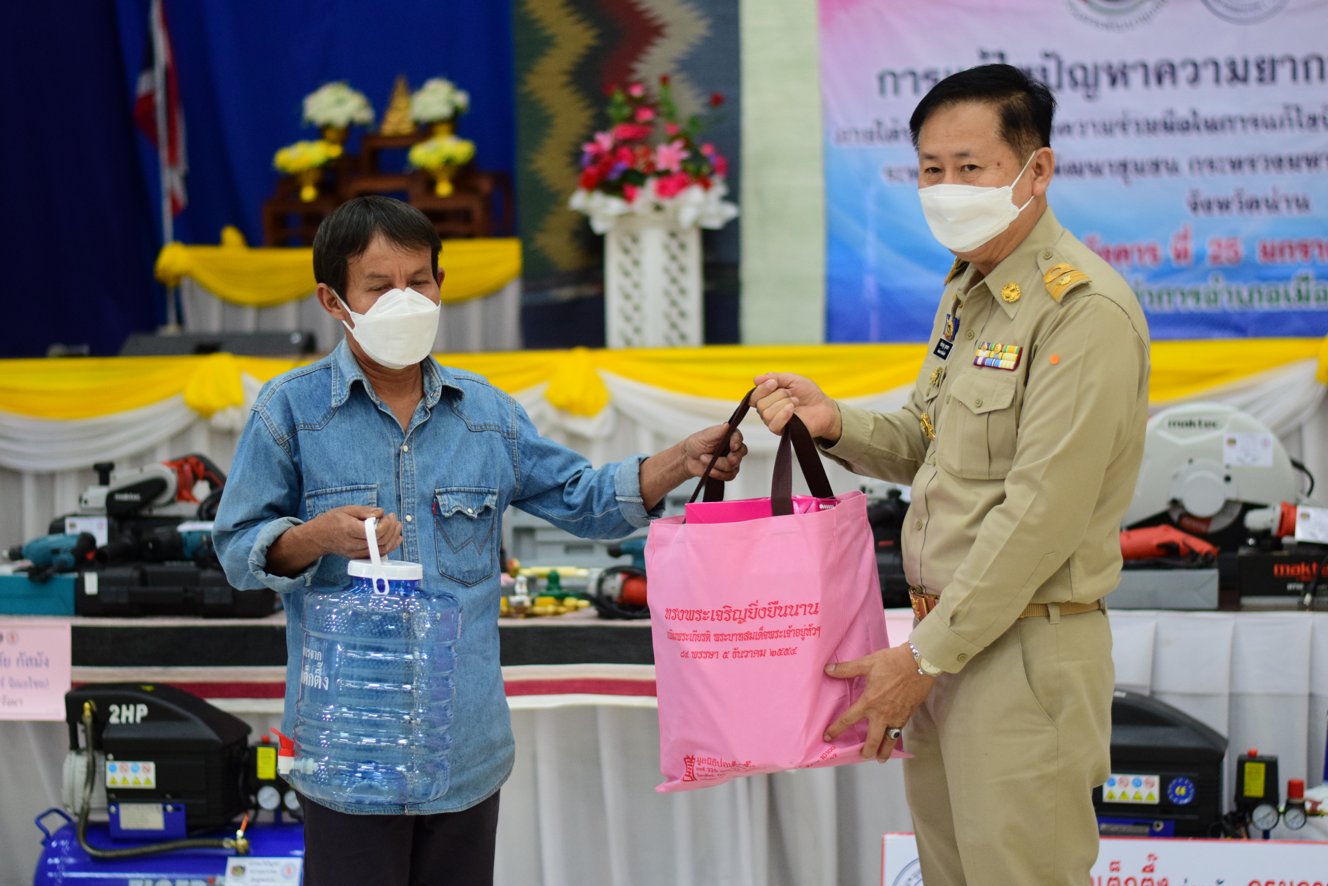 @ที่นี่เมืองน่าน@ มูลนิธิป่อเต็กตึ๊ง ร่วมกับกรมการพัฒนาชุมชน มอบอาชีพ สร้างชีวิตแก่ครัวเรือนยากจนจังหวัดน่าน