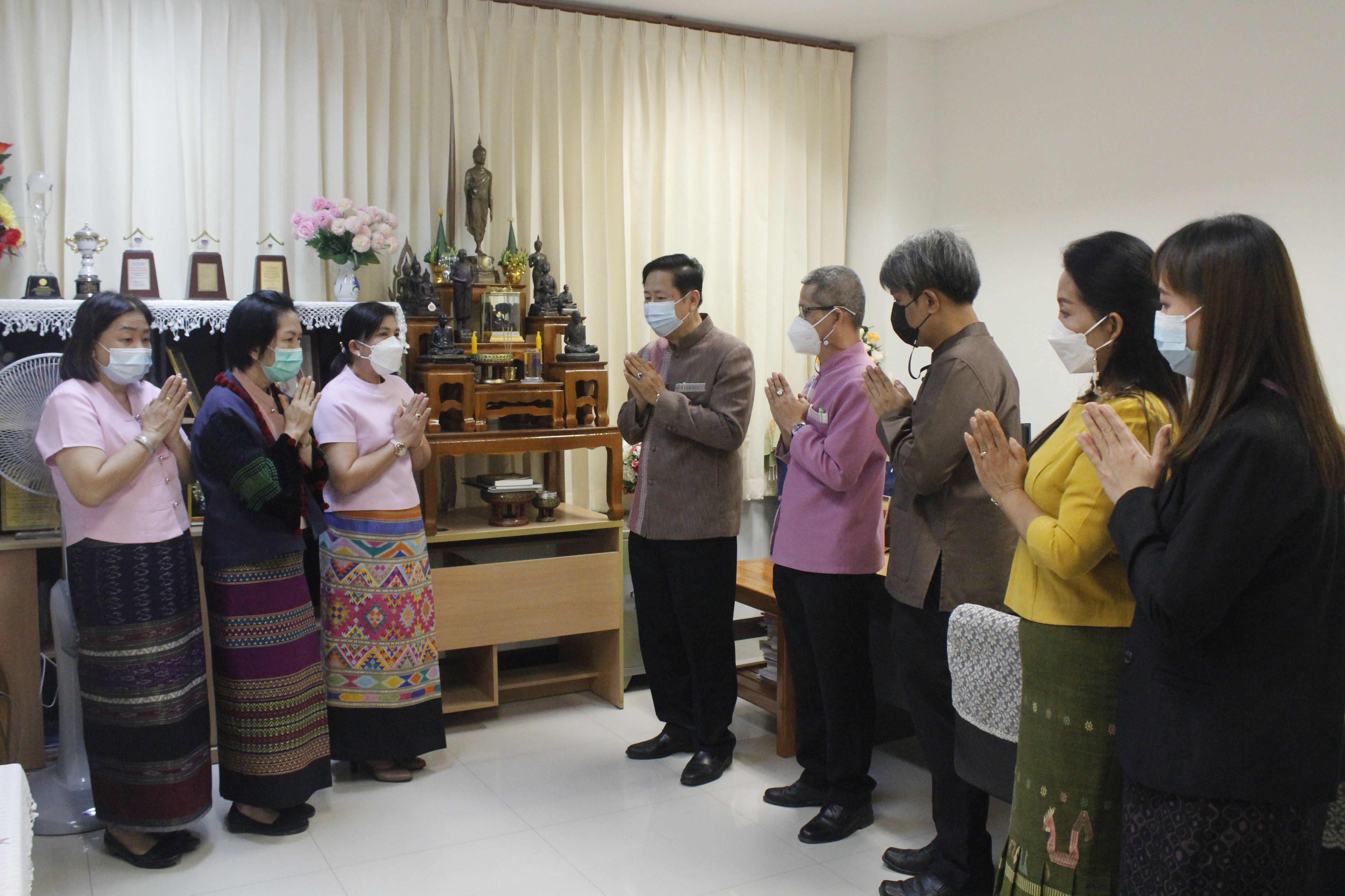 @ที่นี่เมืองน่าน@ พช.น่าน เริ่มต้นปีใหม่ 2565 มอบกระเช้าอวยพรผู้บริหารจังหวัดน่าน เพื่อความเป็นสิริมงคล สร้างขวัญกำลังใจในการทำงาน