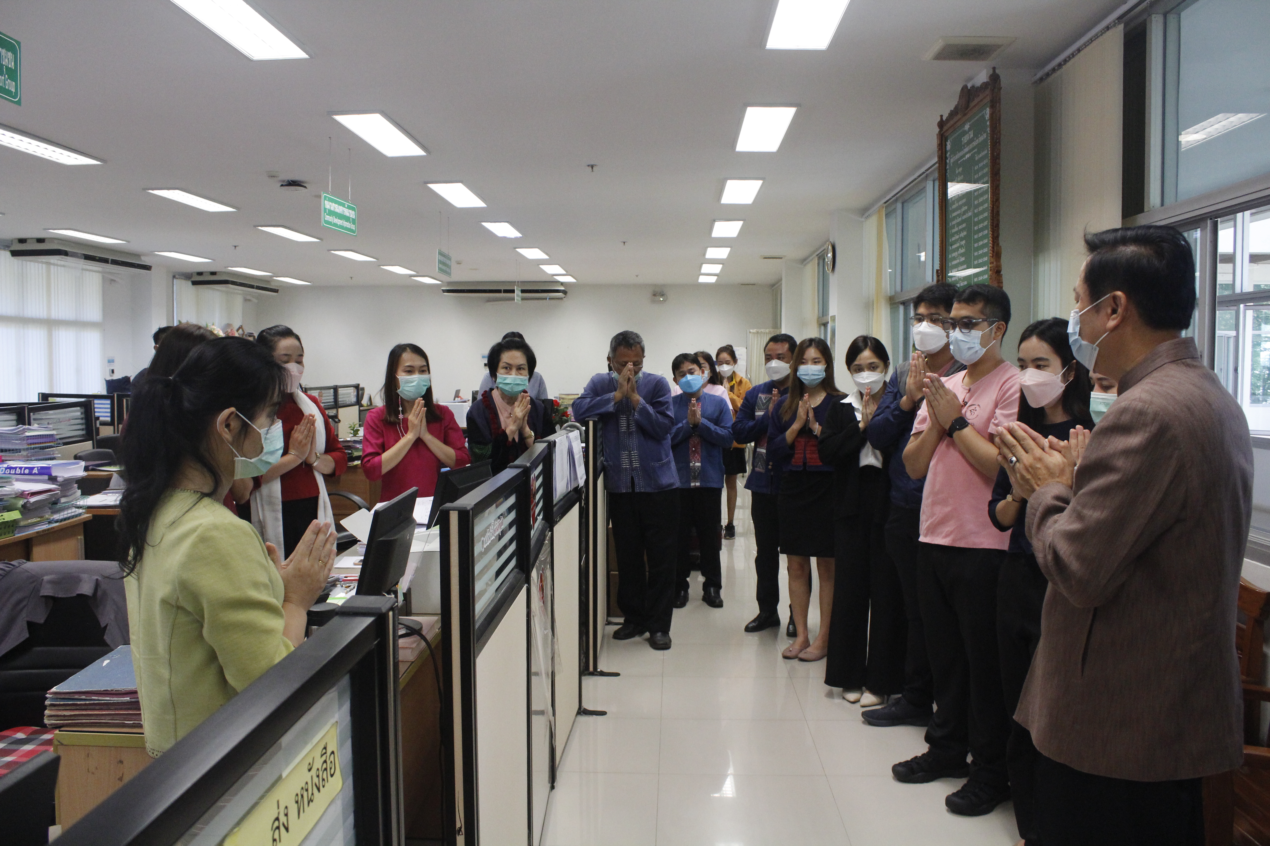 @ที่นี่เมืองน่าน@ พช.น่าน เริ่มต้นปีใหม่ 2565 มอบกระเช้าอวยพรผู้บริหารจังหวัดน่าน เพื่อความเป็นสิริมงคล สร้างขวัญกำลังใจในการทำงาน