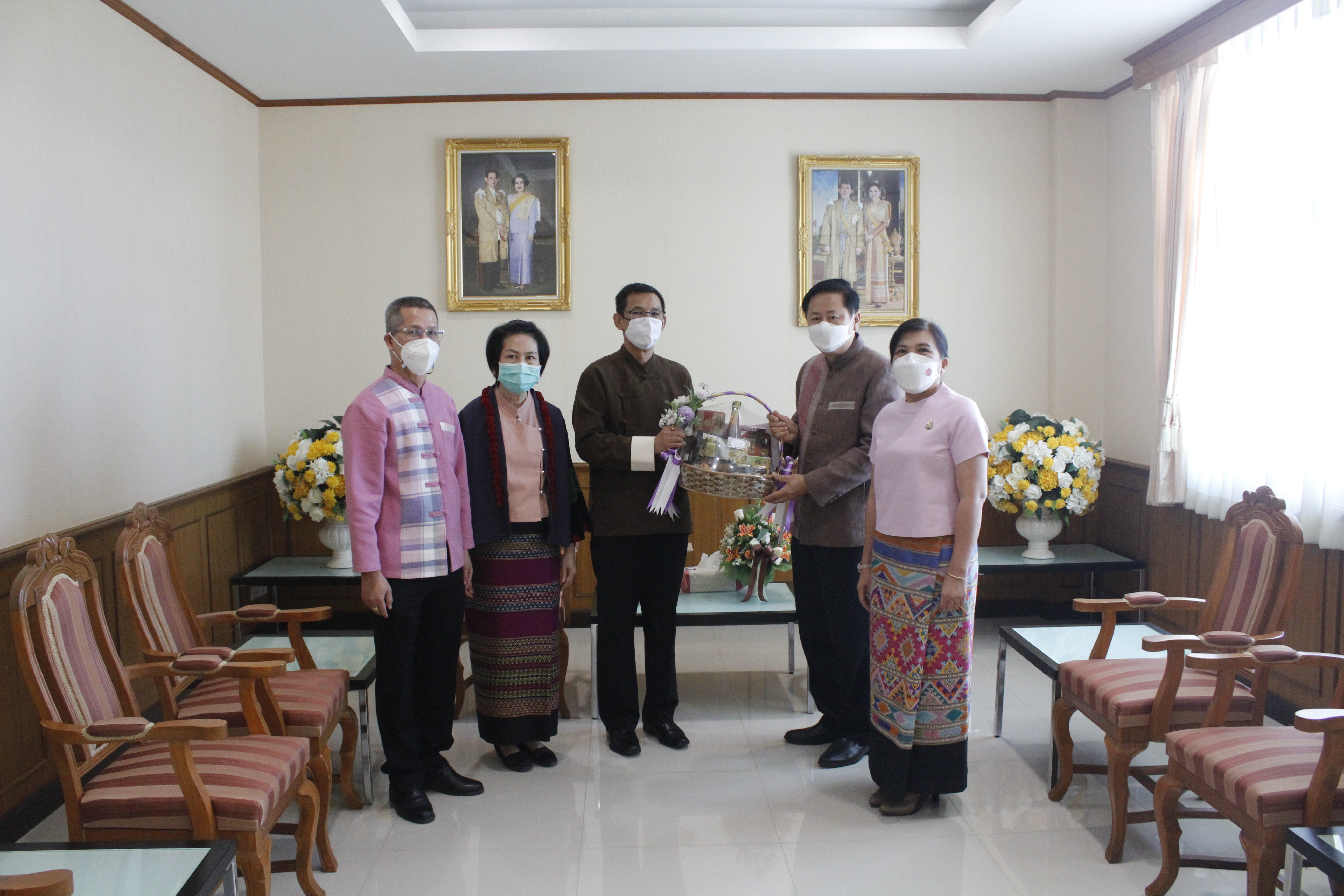@ที่นี่เมืองน่าน@ พช.น่าน เริ่มต้นปีใหม่ 2565 มอบกระเช้าอวยพรผู้บริหารจังหวัดน่าน เพื่อความเป็นสิริมงคล สร้างขวัญกำลังใจในการทำงาน