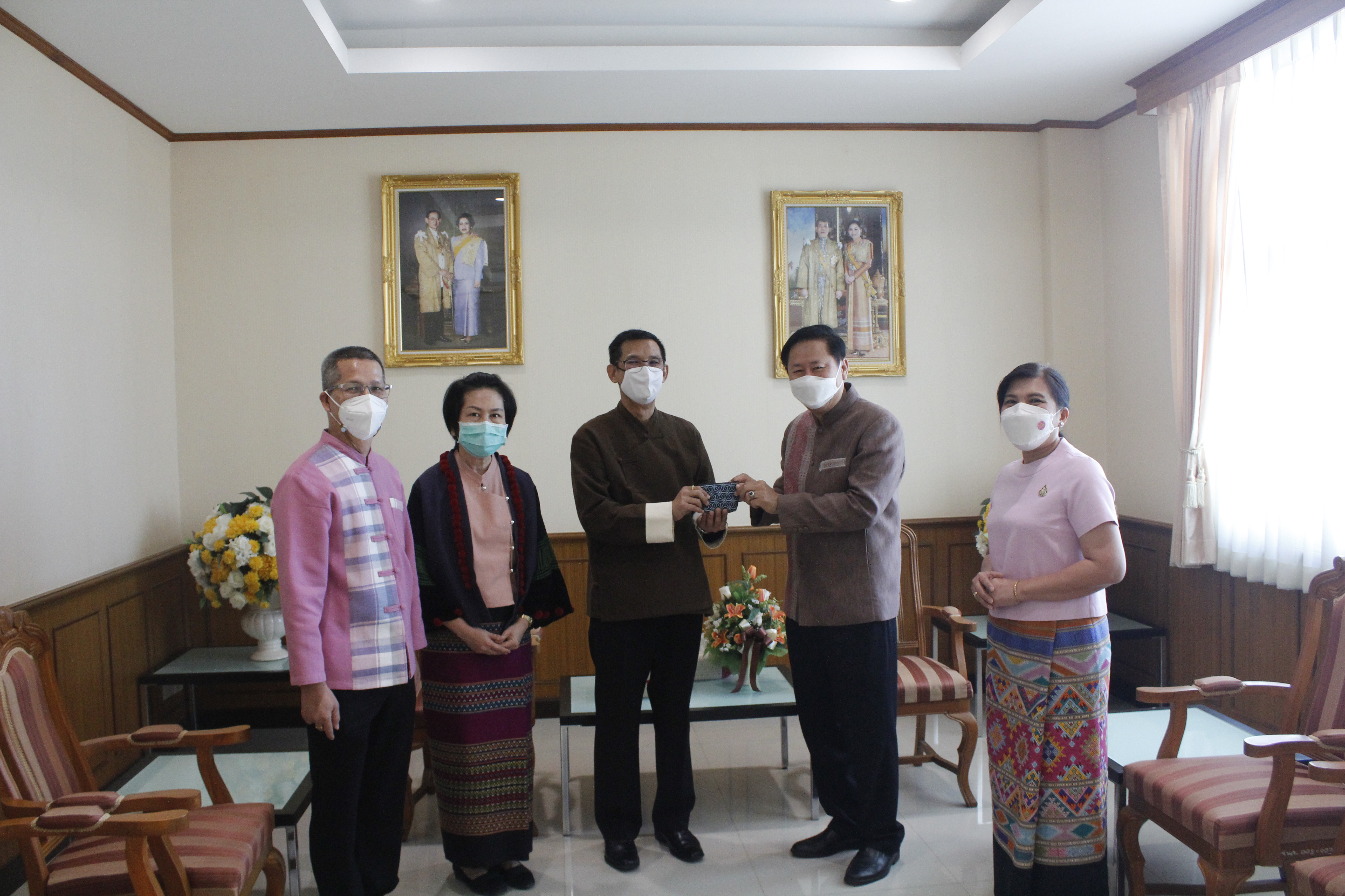 @ที่นี่เมืองน่าน@ พช.น่าน เริ่มต้นปีใหม่ 2565 มอบกระเช้าอวยพรผู้บริหารจังหวัดน่าน เพื่อความเป็นสิริมงคล สร้างขวัญกำลังใจในการทำงาน