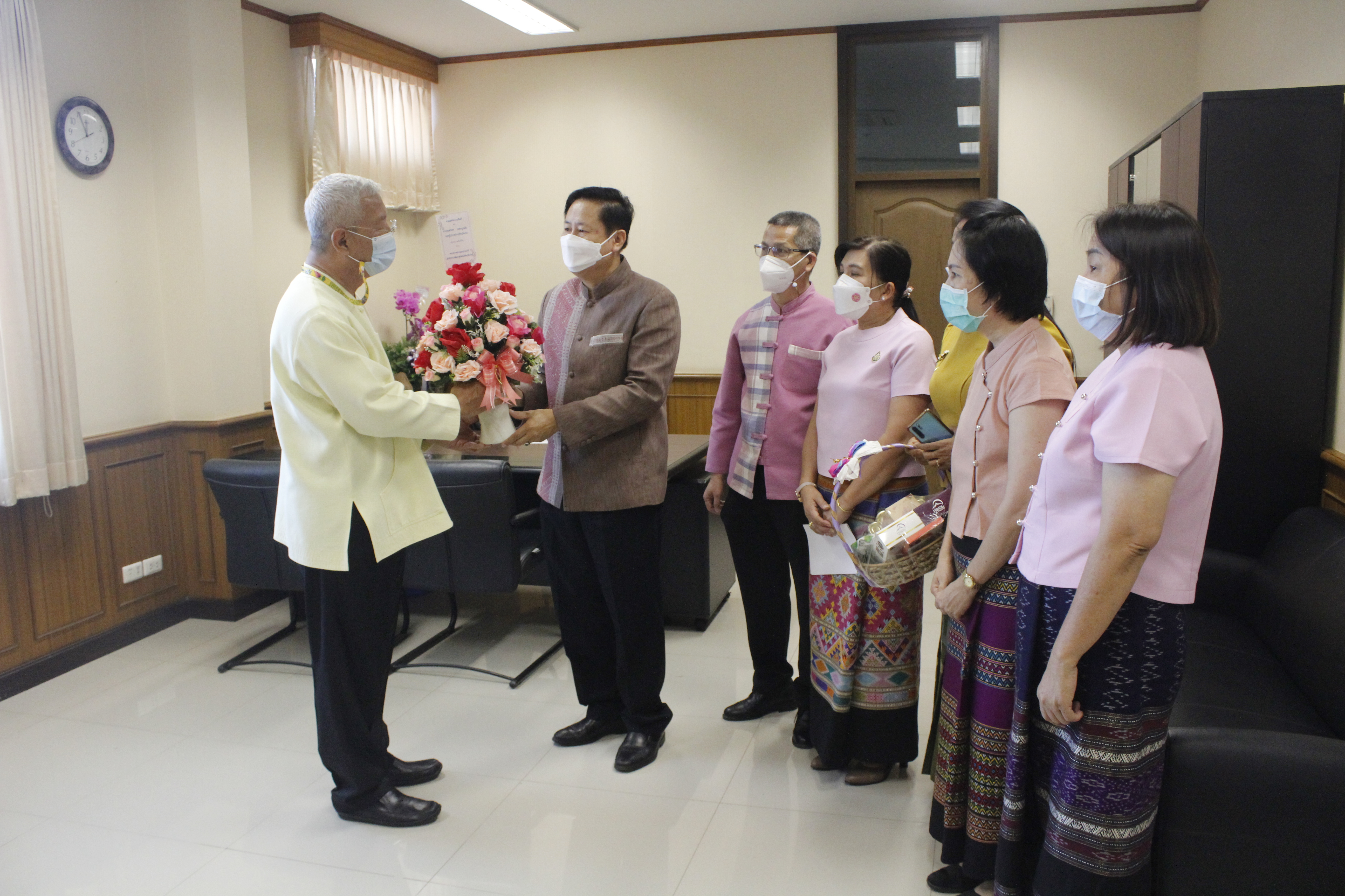 @ที่นี่เมืองน่าน@ พช.น่าน เริ่มต้นปีใหม่ 2565 มอบกระเช้าอวยพรผู้บริหารจังหวัดน่าน เพื่อความเป็นสิริมงคล สร้างขวัญกำลังใจในการทำงาน