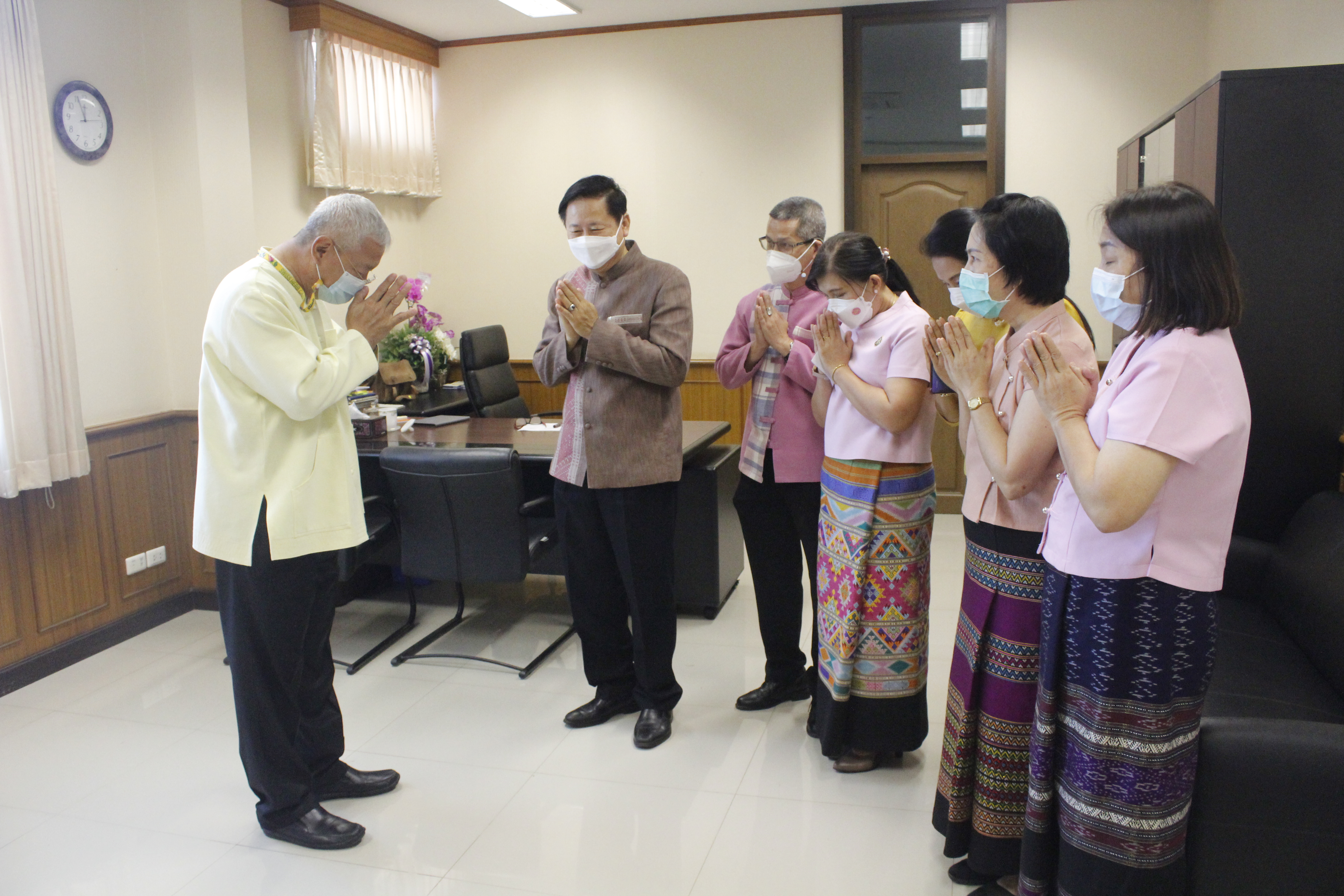 @ที่นี่เมืองน่าน@ พช.น่าน เริ่มต้นปีใหม่ 2565 มอบกระเช้าอวยพรผู้บริหารจังหวัดน่าน เพื่อความเป็นสิริมงคล สร้างขวัญกำลังใจในการทำงาน