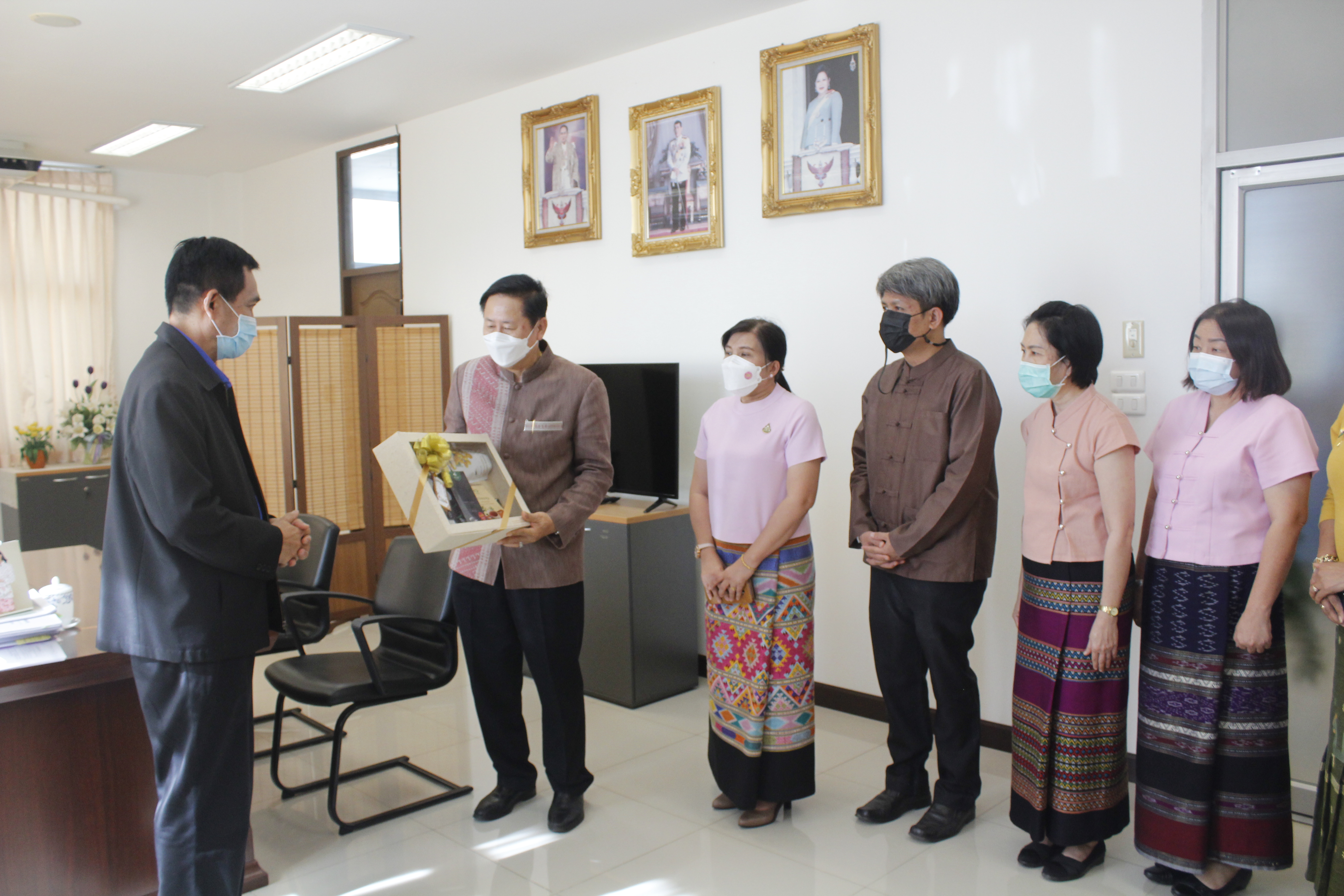 @ที่นี่เมืองน่าน@ พช.น่าน เริ่มต้นปีใหม่ 2565 มอบกระเช้าอวยพรผู้บริหารจังหวัดน่าน เพื่อความเป็นสิริมงคล สร้างขวัญกำลังใจในการทำงาน