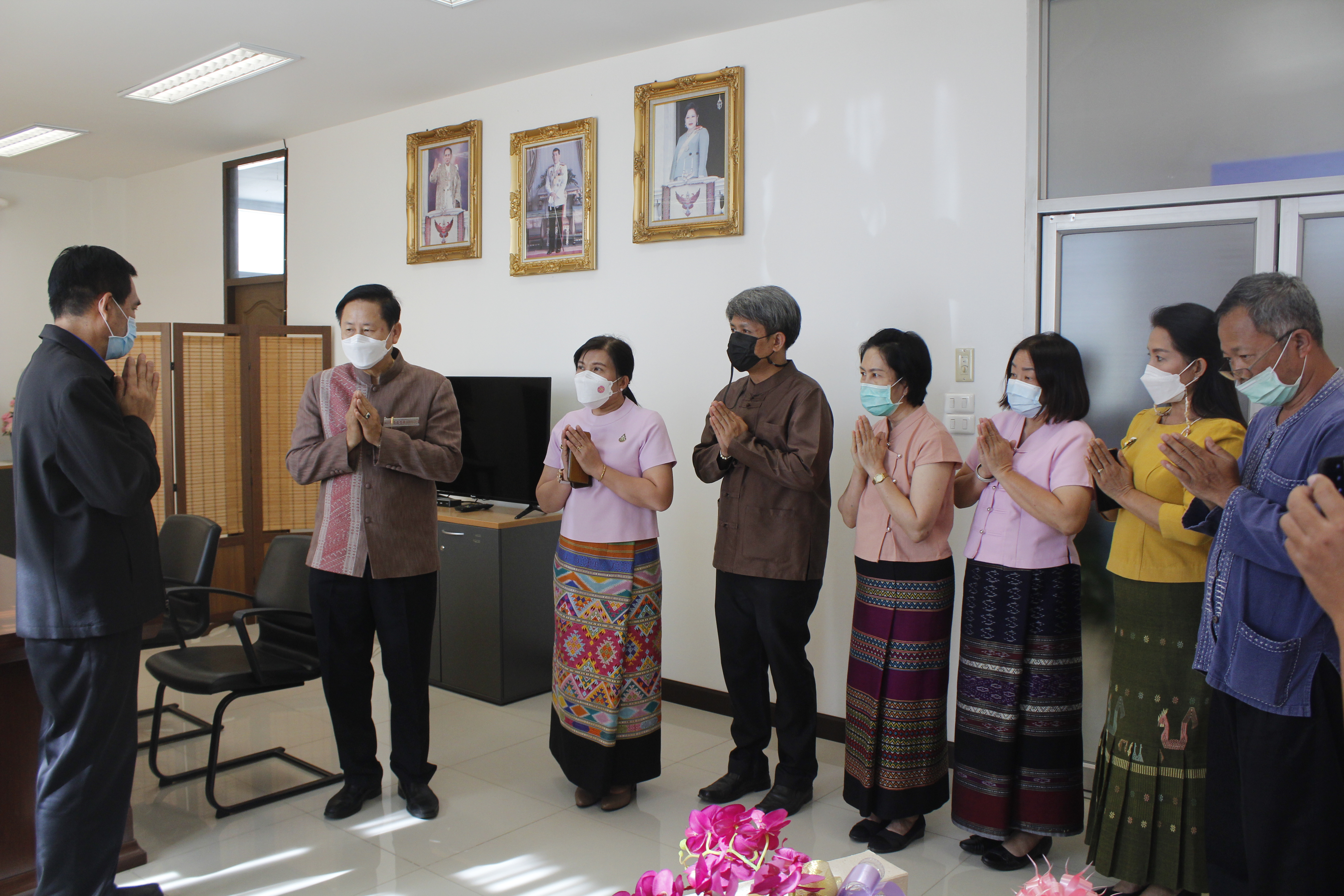 @ที่นี่เมืองน่าน@ พช.น่าน เริ่มต้นปีใหม่ 2565 มอบกระเช้าอวยพรผู้บริหารจังหวัดน่าน เพื่อความเป็นสิริมงคล สร้างขวัญกำลังใจในการทำงาน