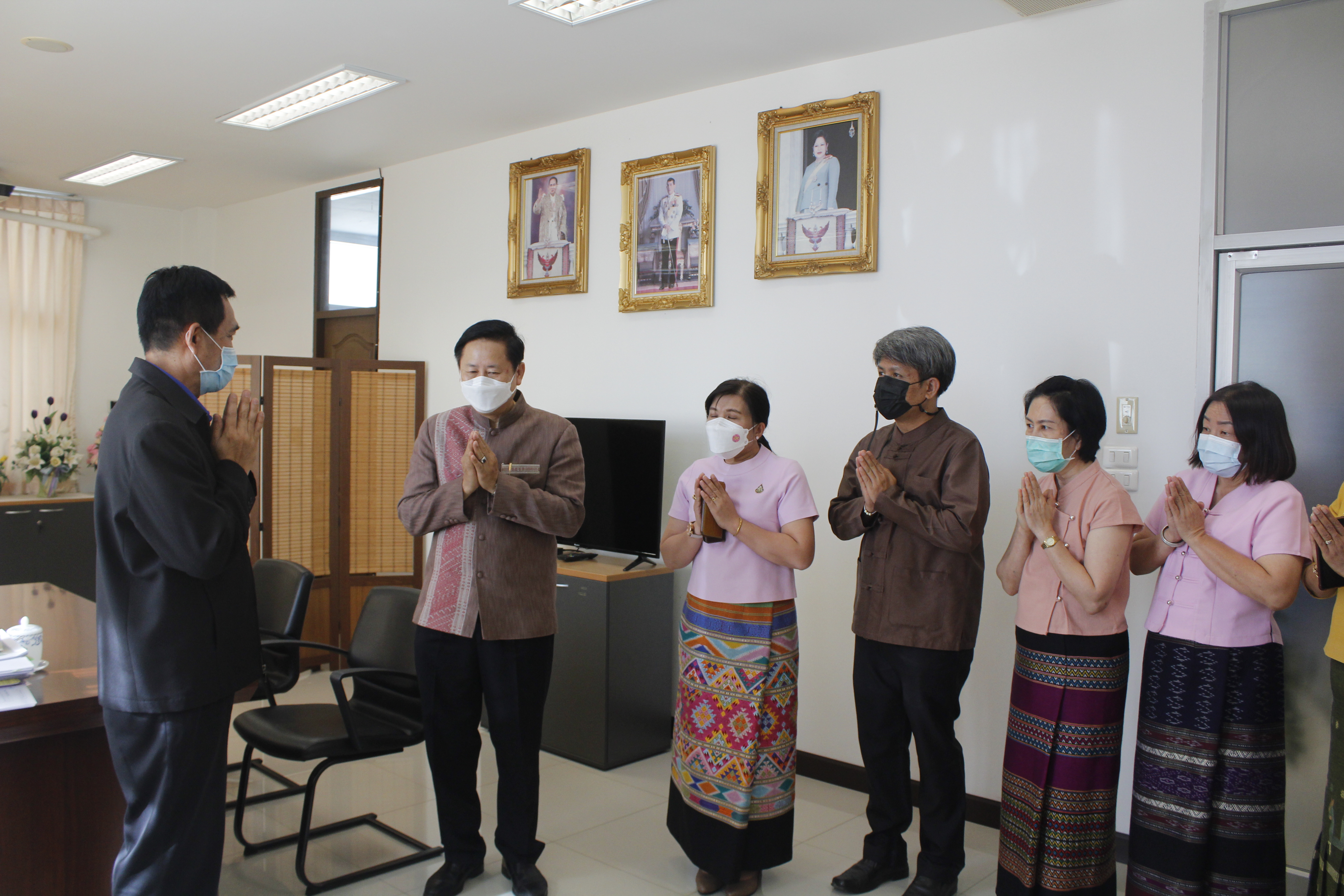 @ที่นี่เมืองน่าน@ พช.น่าน เริ่มต้นปีใหม่ 2565 มอบกระเช้าอวยพรผู้บริหารจังหวัดน่าน เพื่อความเป็นสิริมงคล สร้างขวัญกำลังใจในการทำงาน