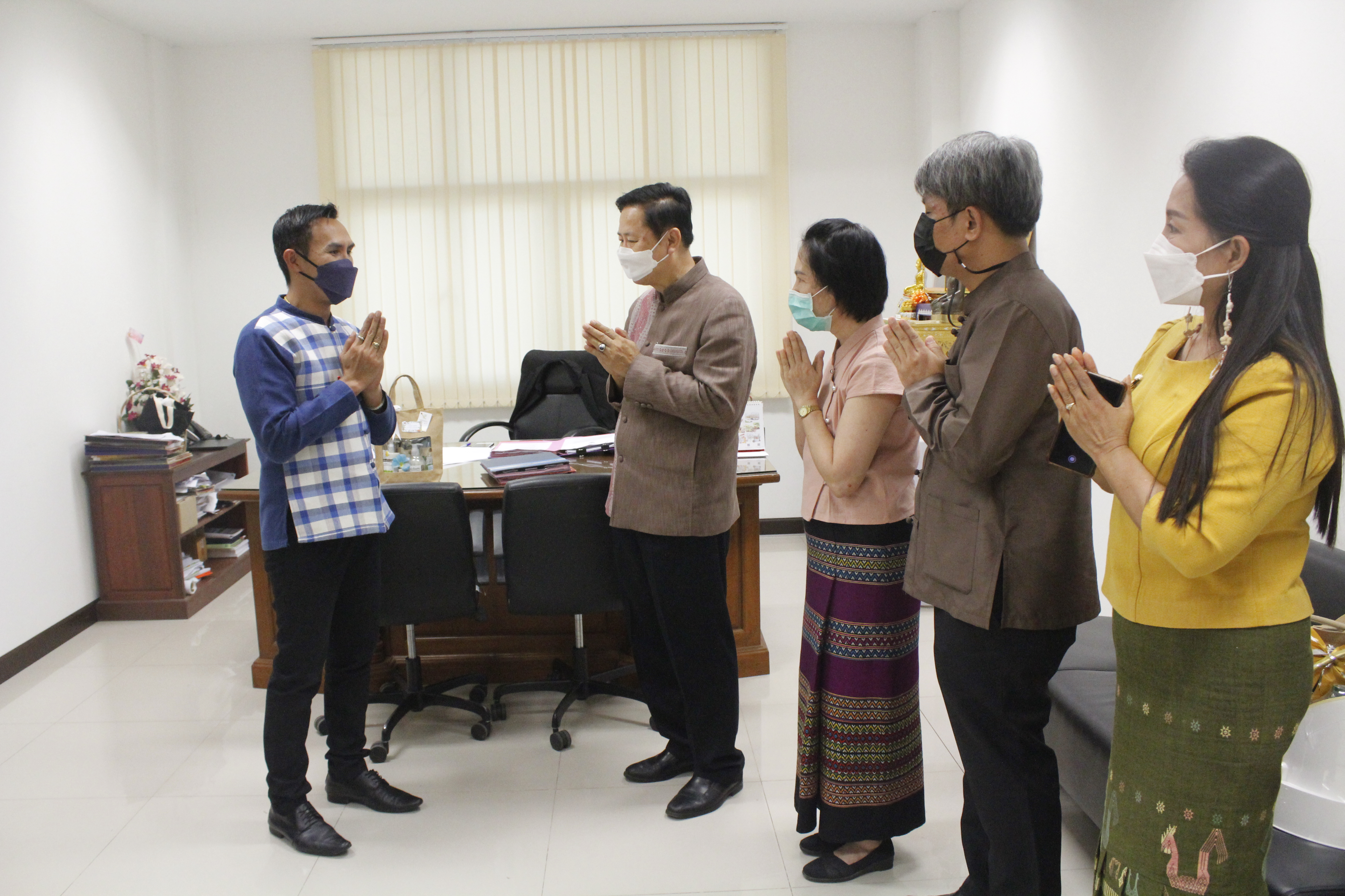 @ที่นี่เมืองน่าน@ พช.น่าน เริ่มต้นปีใหม่ 2565 มอบกระเช้าอวยพรผู้บริหารจังหวัดน่าน เพื่อความเป็นสิริมงคล สร้างขวัญกำลังใจในการทำงาน