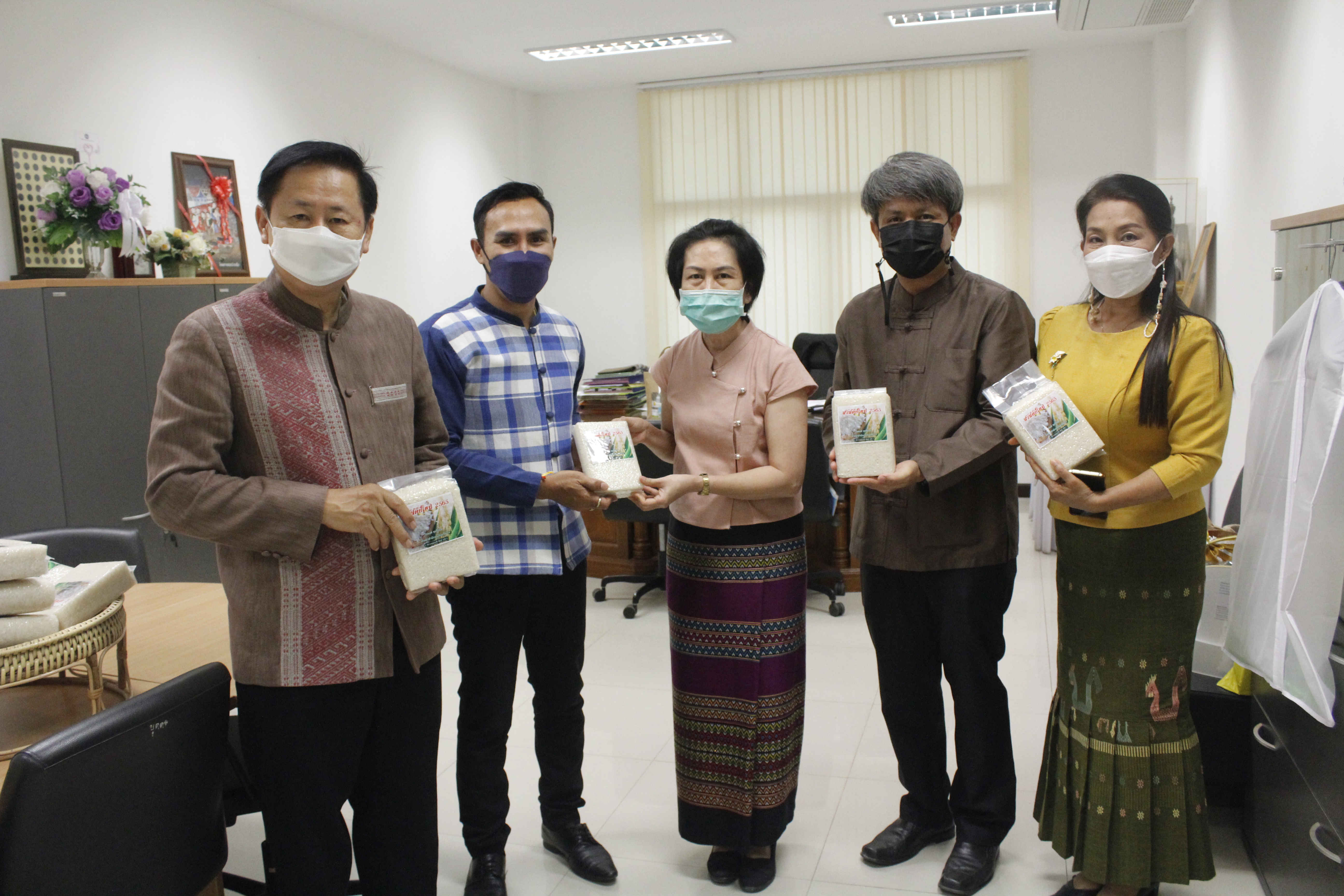 @ที่นี่เมืองน่าน@ พช.น่าน เริ่มต้นปีใหม่ 2565 มอบกระเช้าอวยพรผู้บริหารจังหวัดน่าน เพื่อความเป็นสิริมงคล สร้างขวัญกำลังใจในการทำงาน